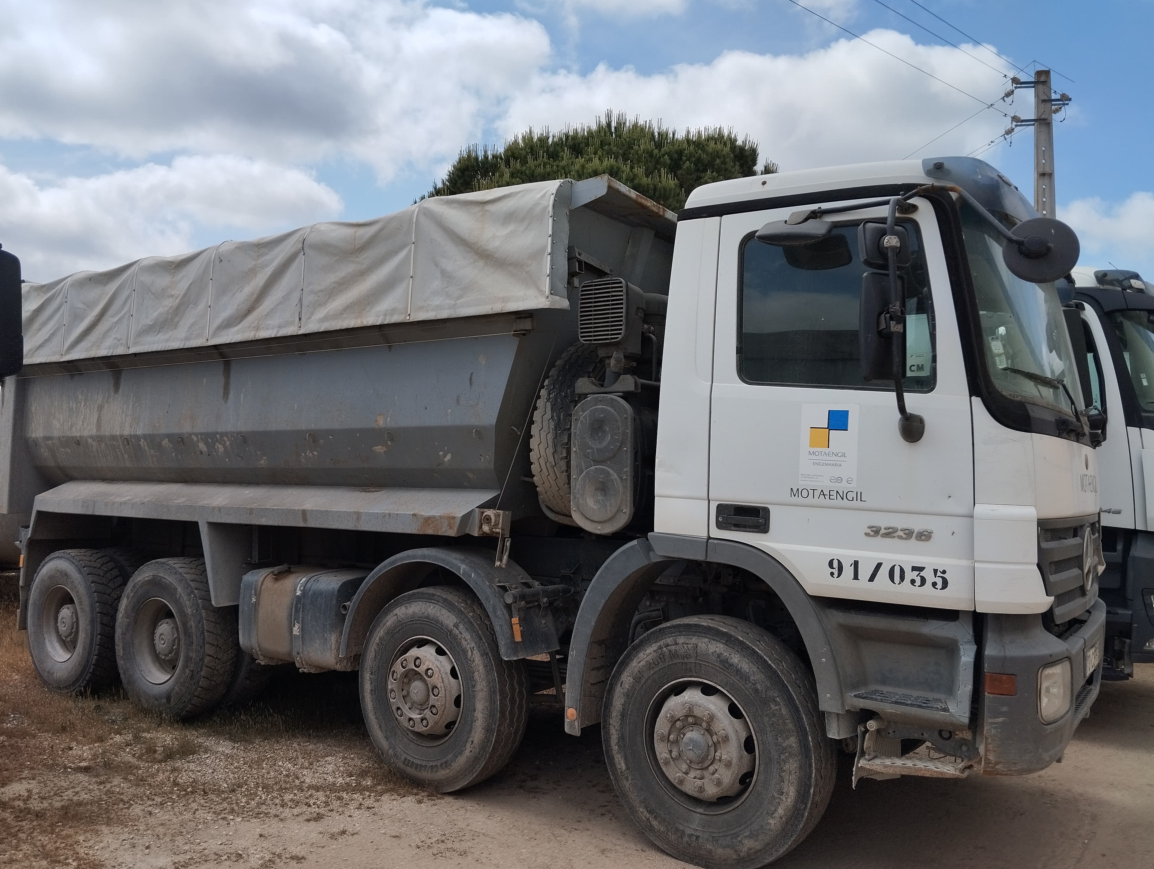 Camião Basculante Tras. 32 T Mercedes-Benz ACTROS 3236K/42 8x4 — imagen 2