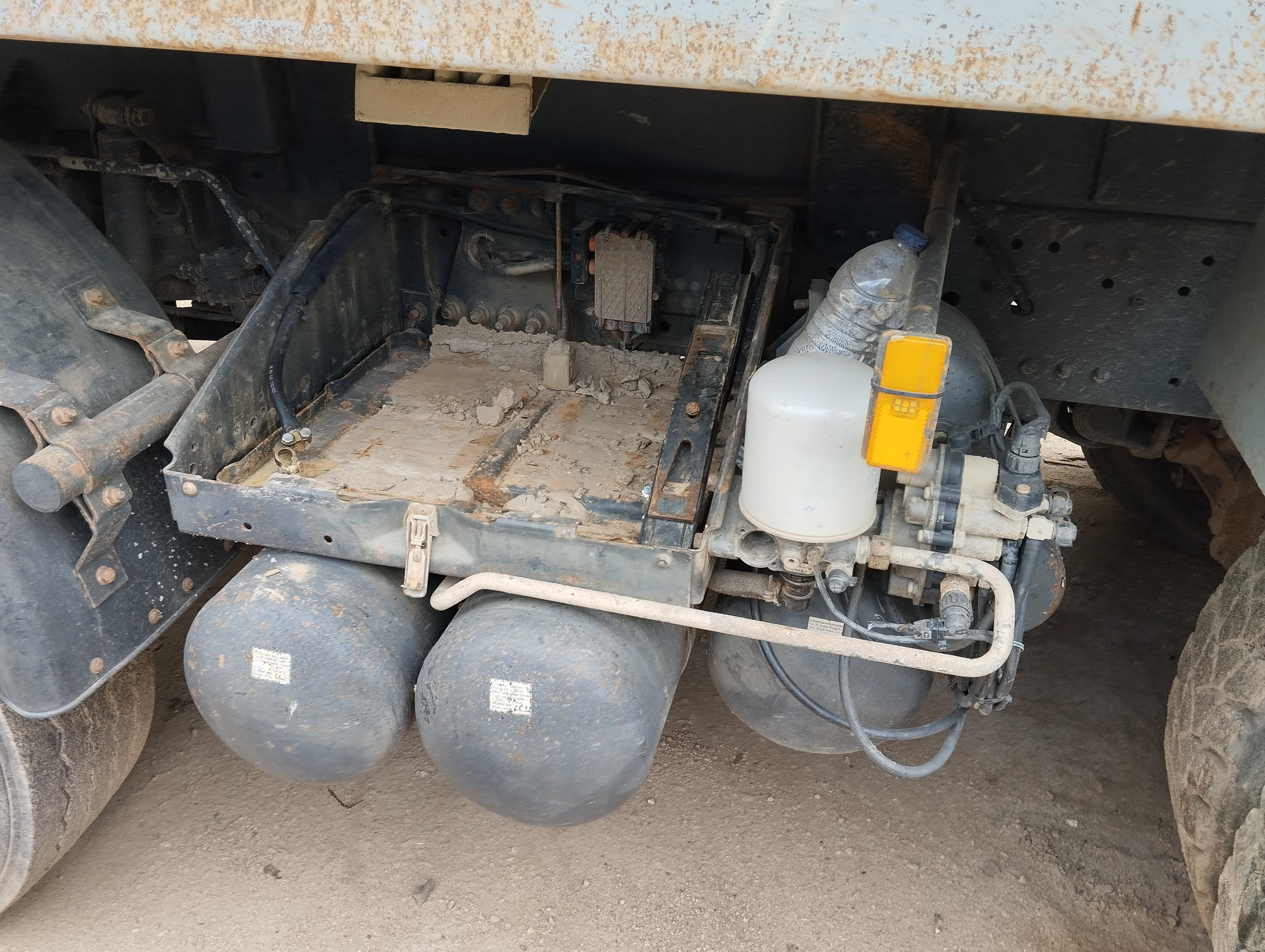 Camião Basculante Tras. 32 T Mercedes-Benz ACTROS 3236K/42 8x4 — imagem 6