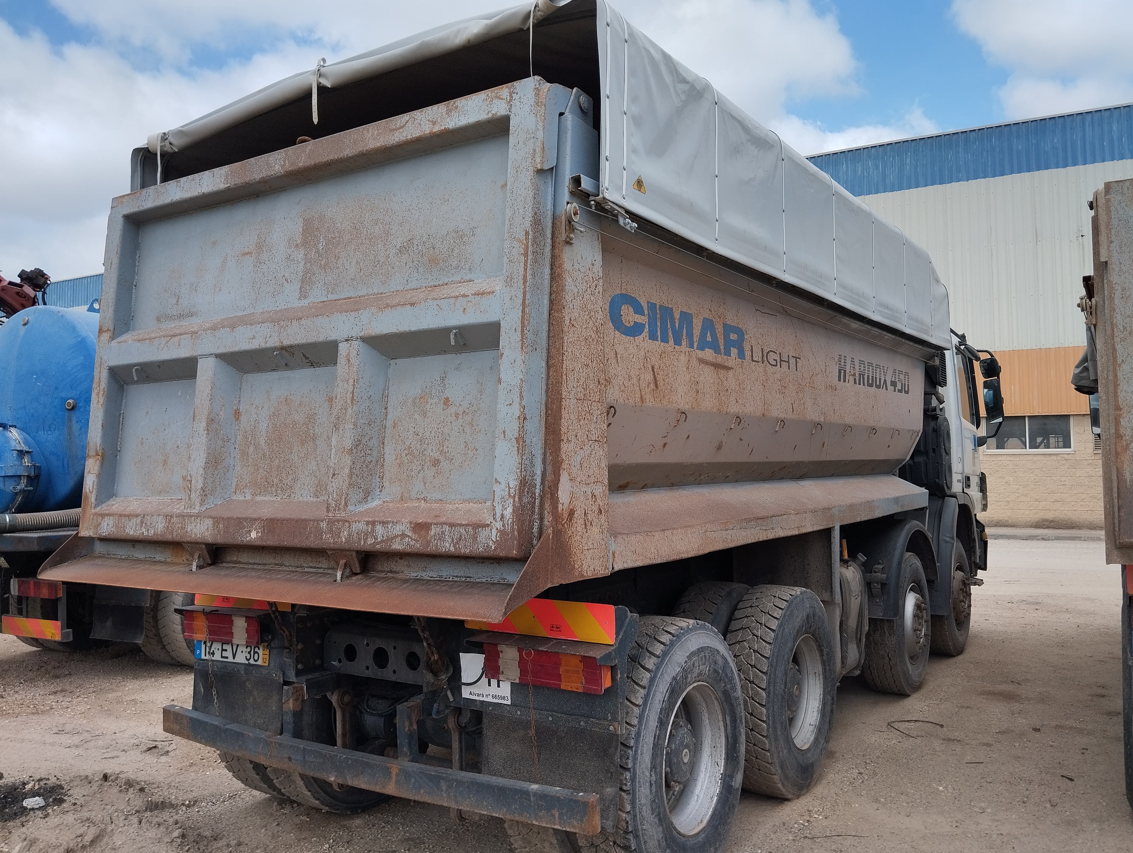 Camião Basculante Tras. 32 T Mercedes-Benz ACTROS 3236K/42 8x4 — imagem 3
