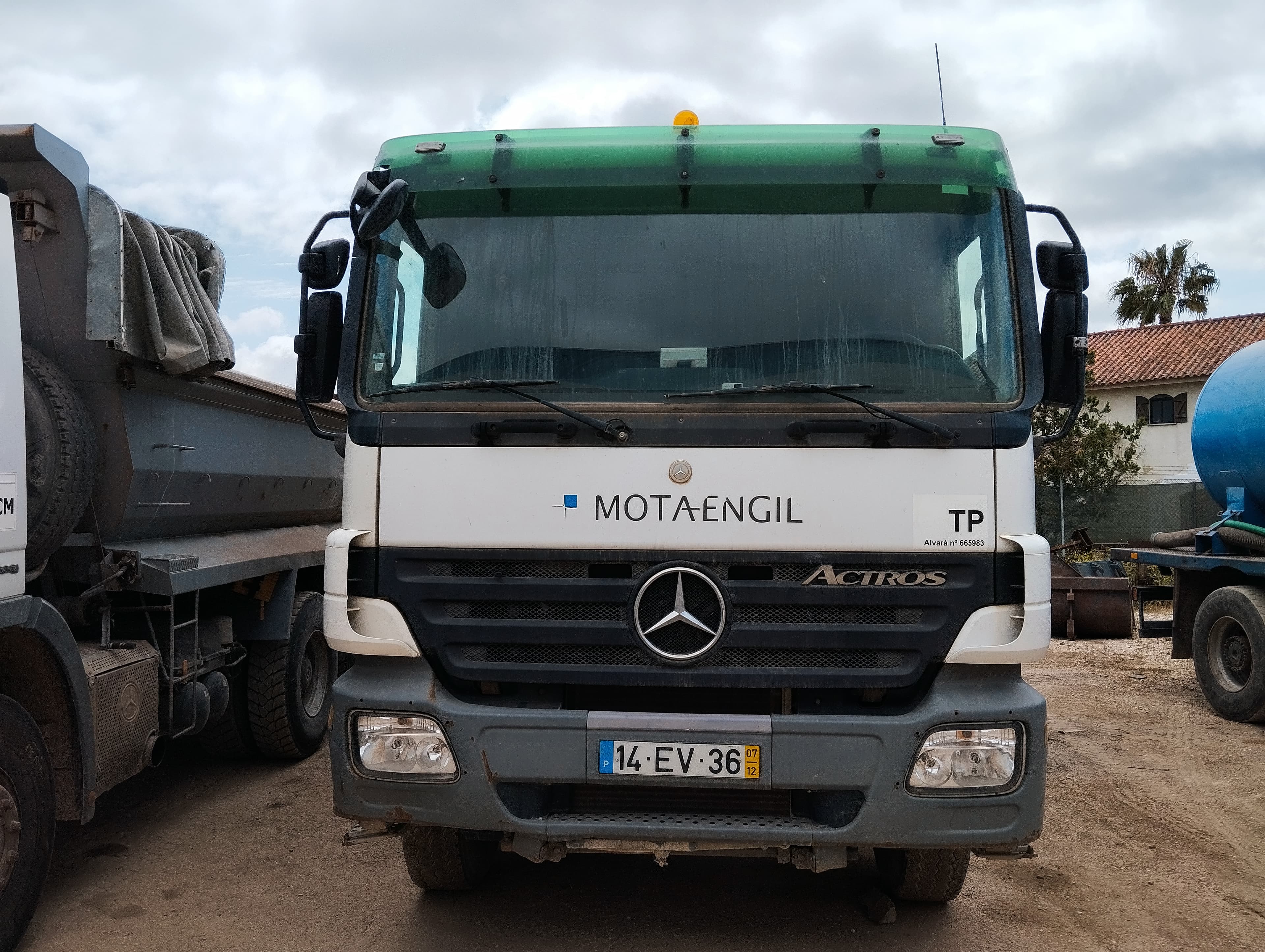 Camião Basculante Tras. 32 T Mercedes-Benz ACTROS 3236K/42 8x4 — imagem 2