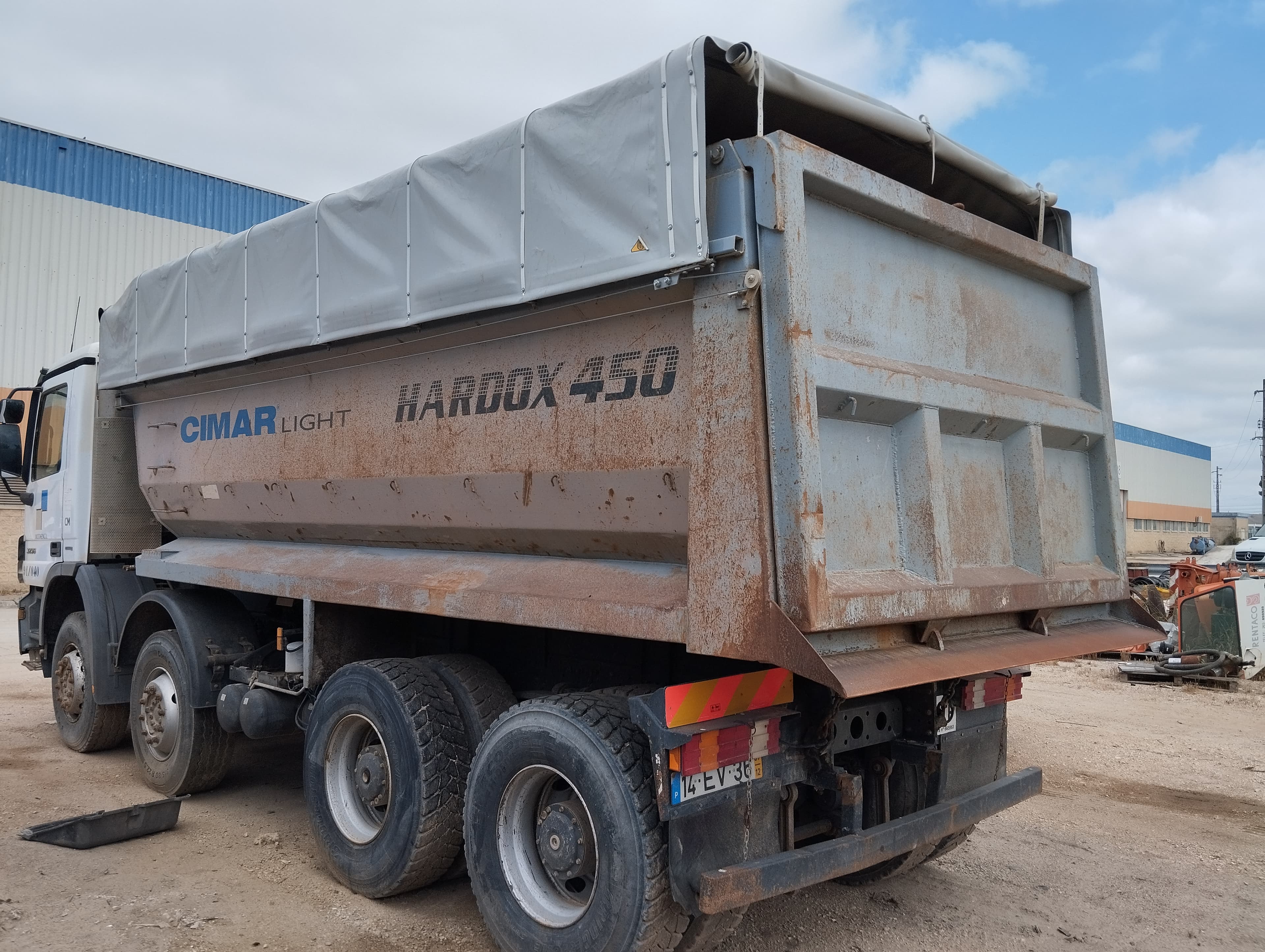 Camião Basculante Tras. 32 T Mercedes-Benz ACTROS 3236K/42 8x4 — imagem 4