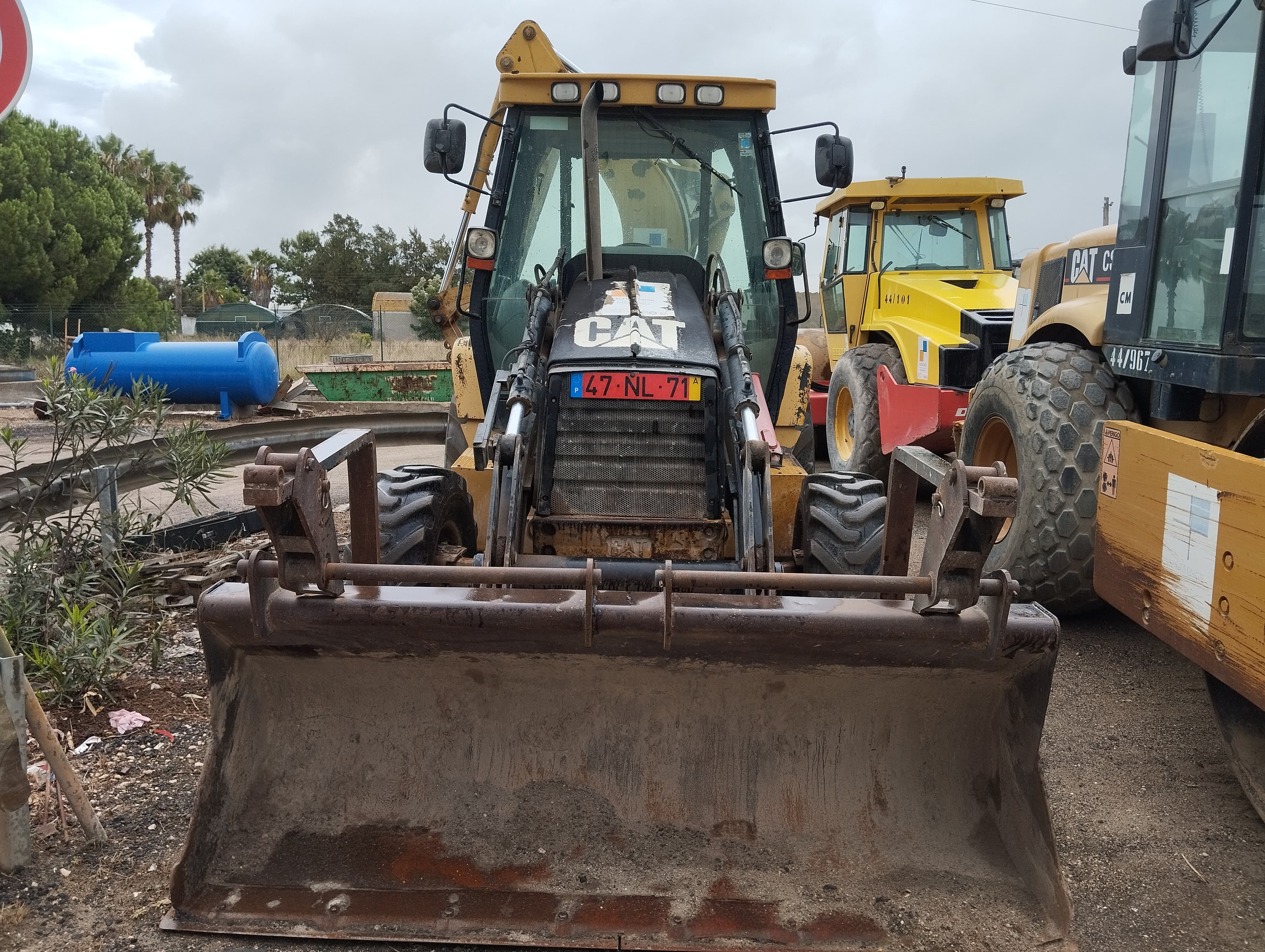 Conj. Ind. Pá e Retro de Pneus Caterpillar 428 DNF CM — image 2