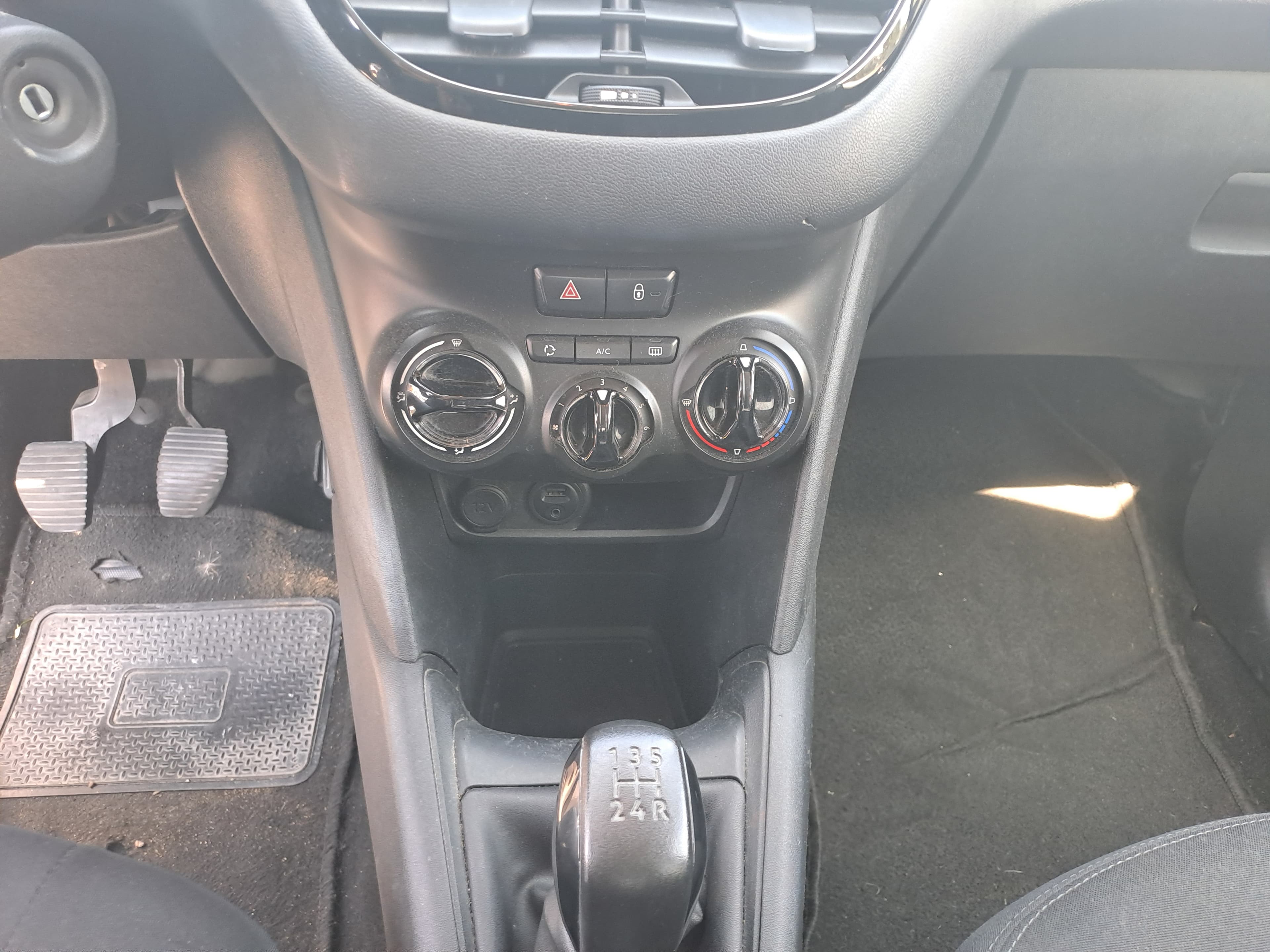 Peugeot 208 · Ano 2015 — imagem 28