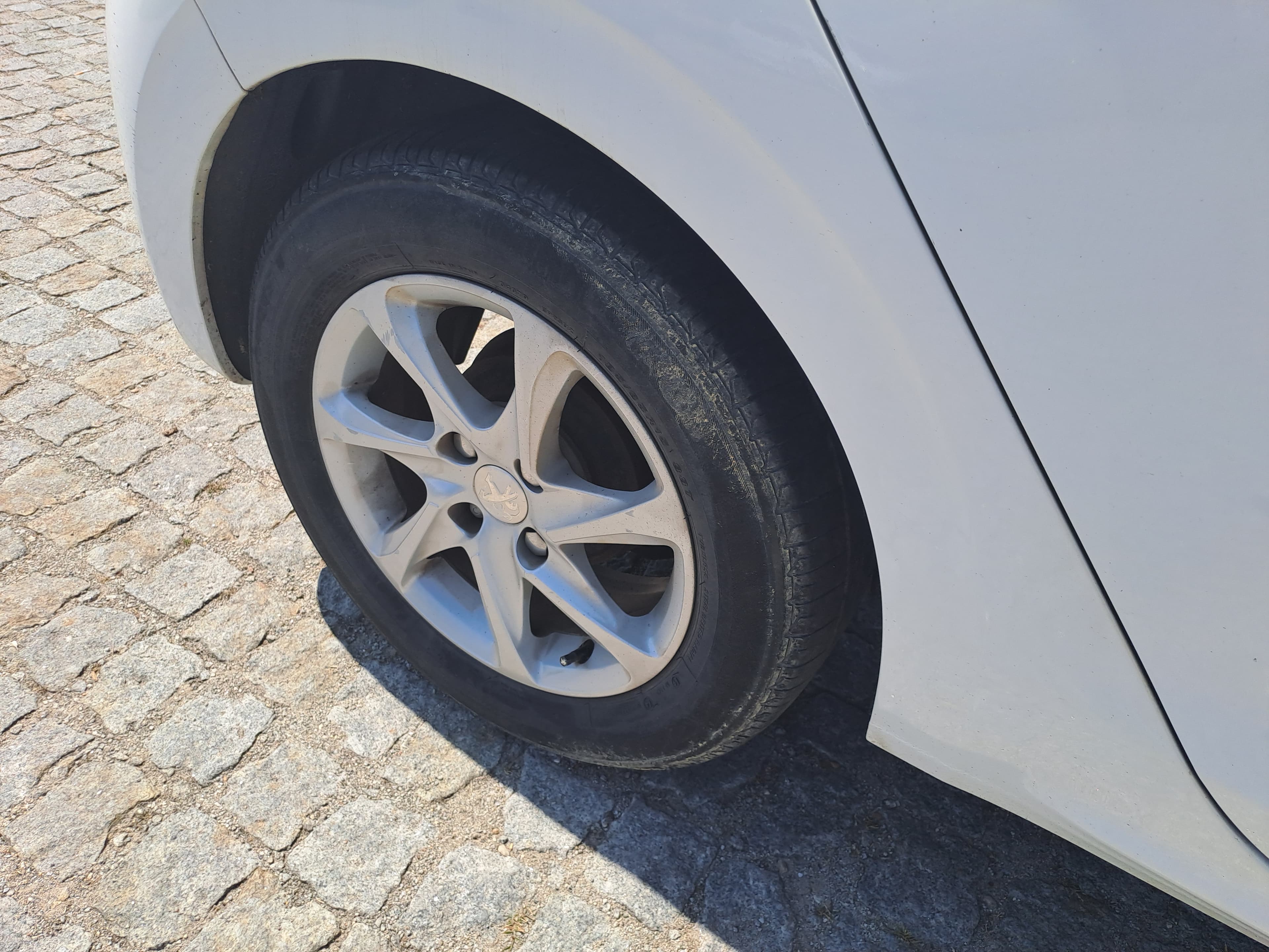 Peugeot 208 · Ano 2015 — imagem 14