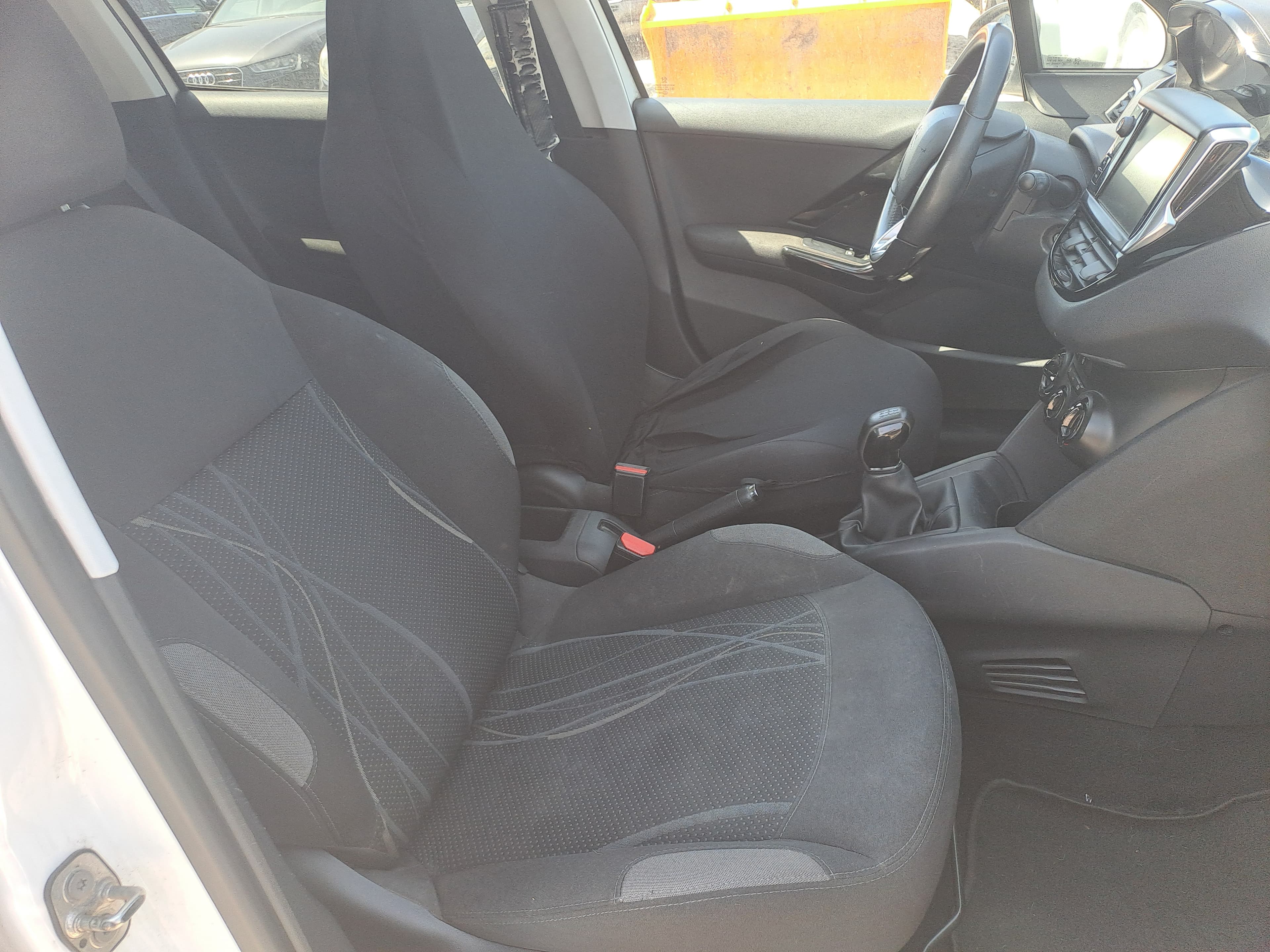 Peugeot 208 · Ano 2015 — imagem 18