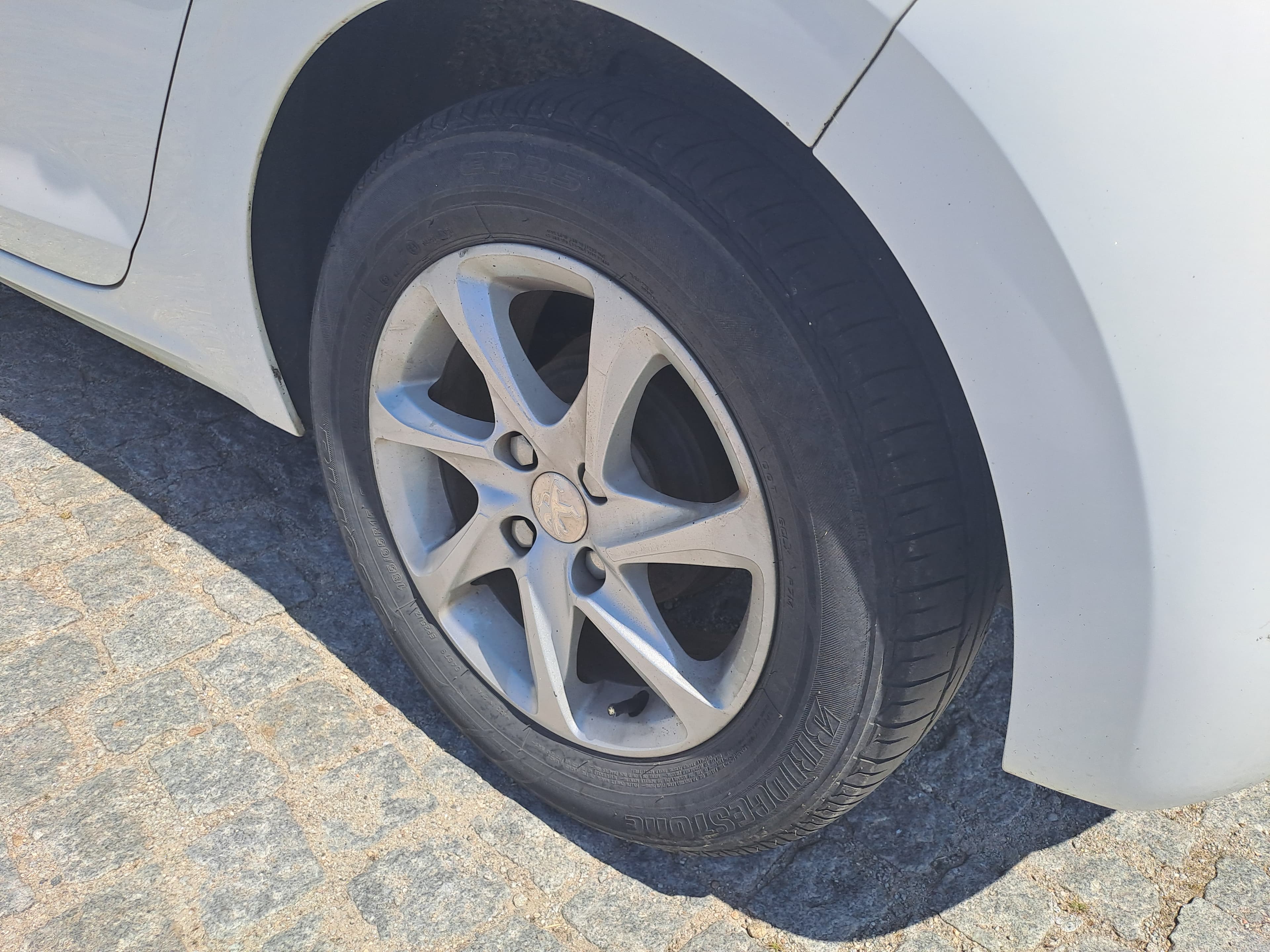 Peugeot 208 · Ano 2015 — imagem 7