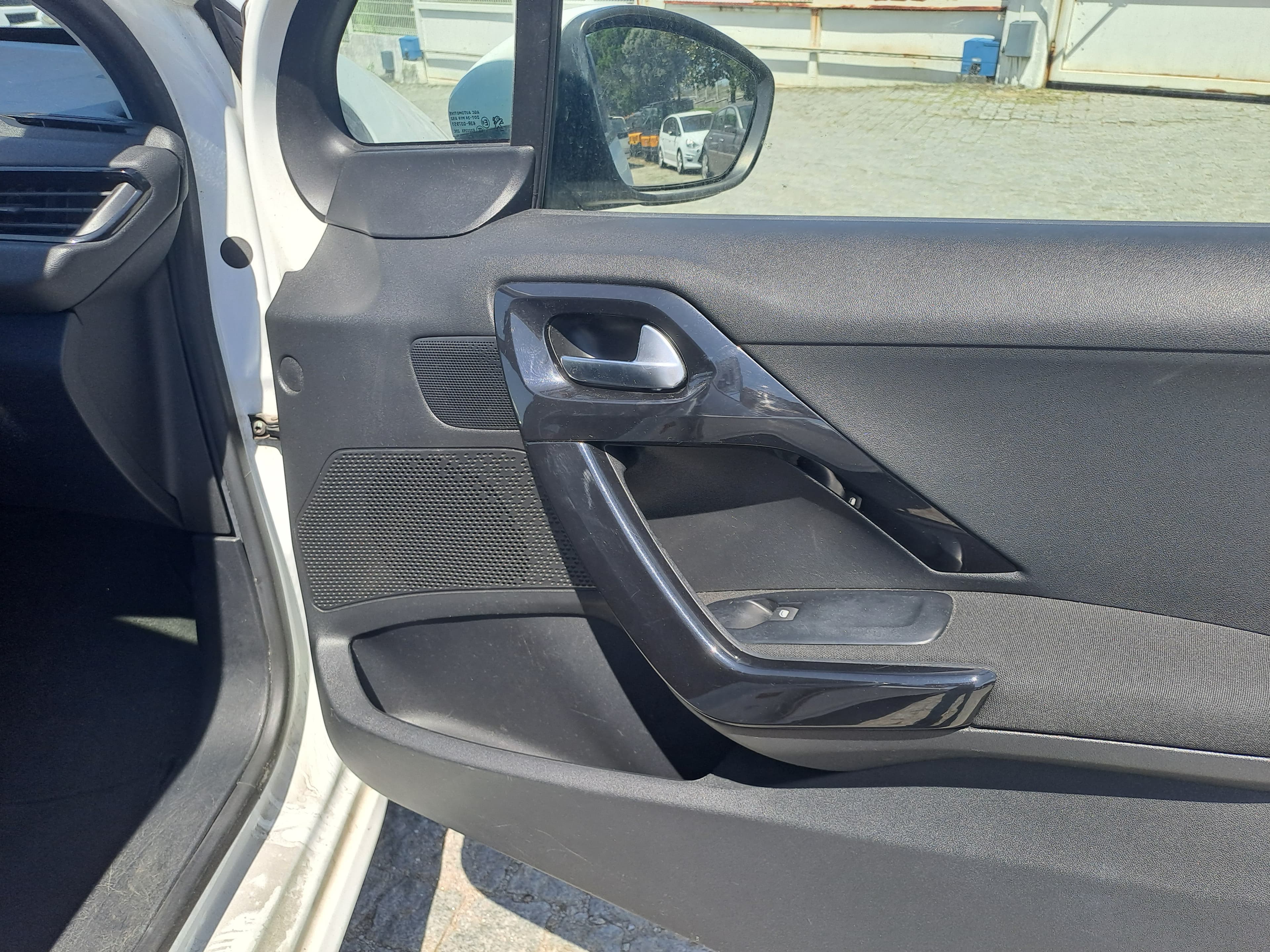 Peugeot 208 · Ano 2015 — imagem 17
