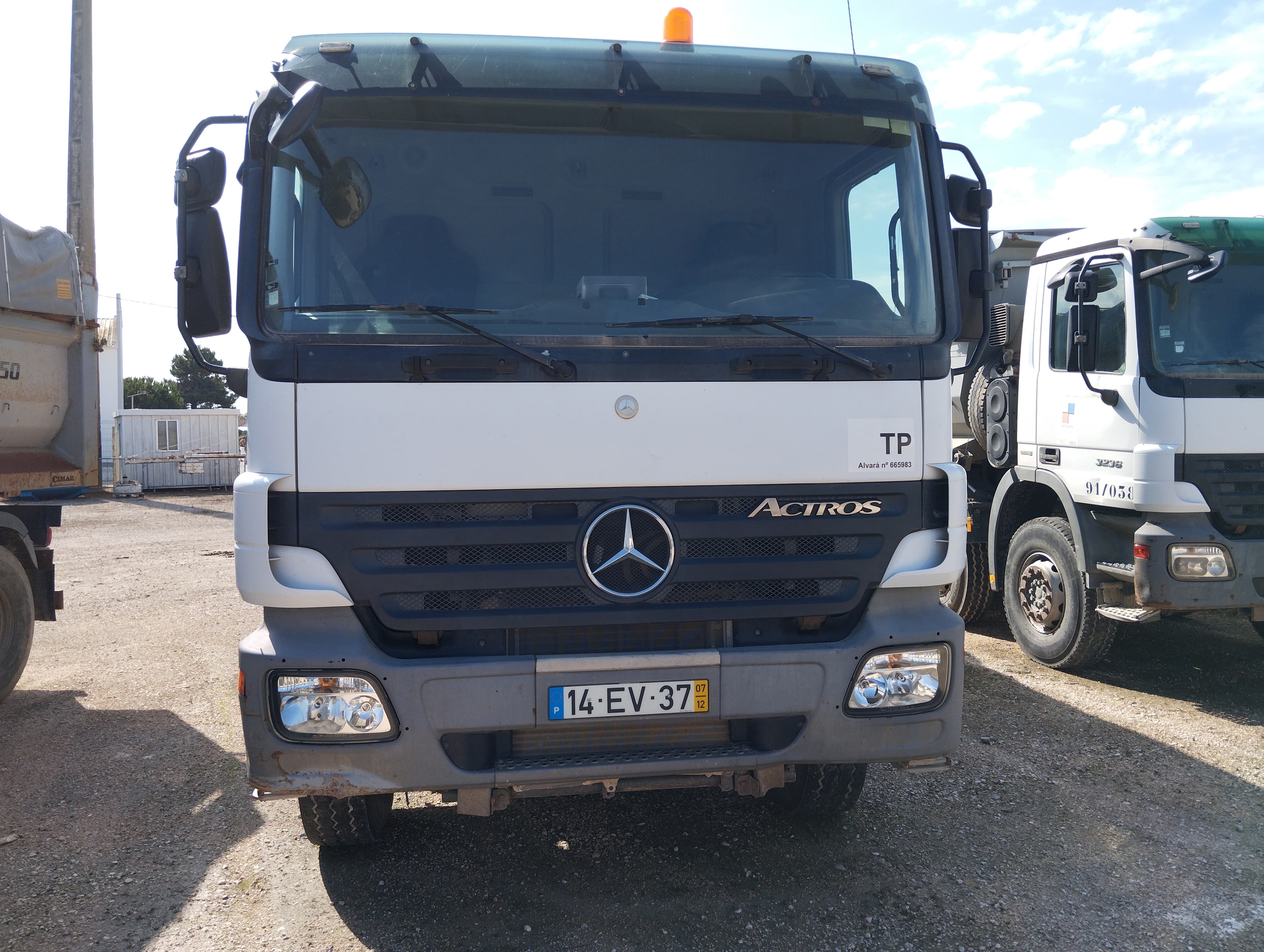 Camião Basc. Tras. 32 T Mercedes-Benz ACTROS 3236K/42 8x4 — imagem 3