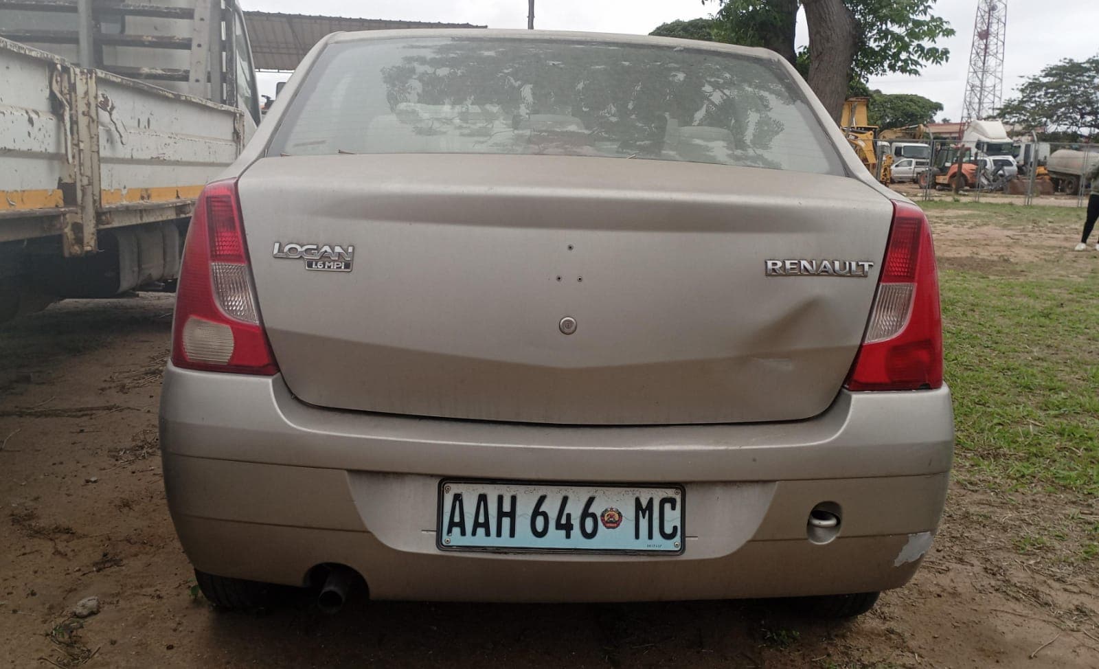 Renault Logan · Ano 2009 — image 6