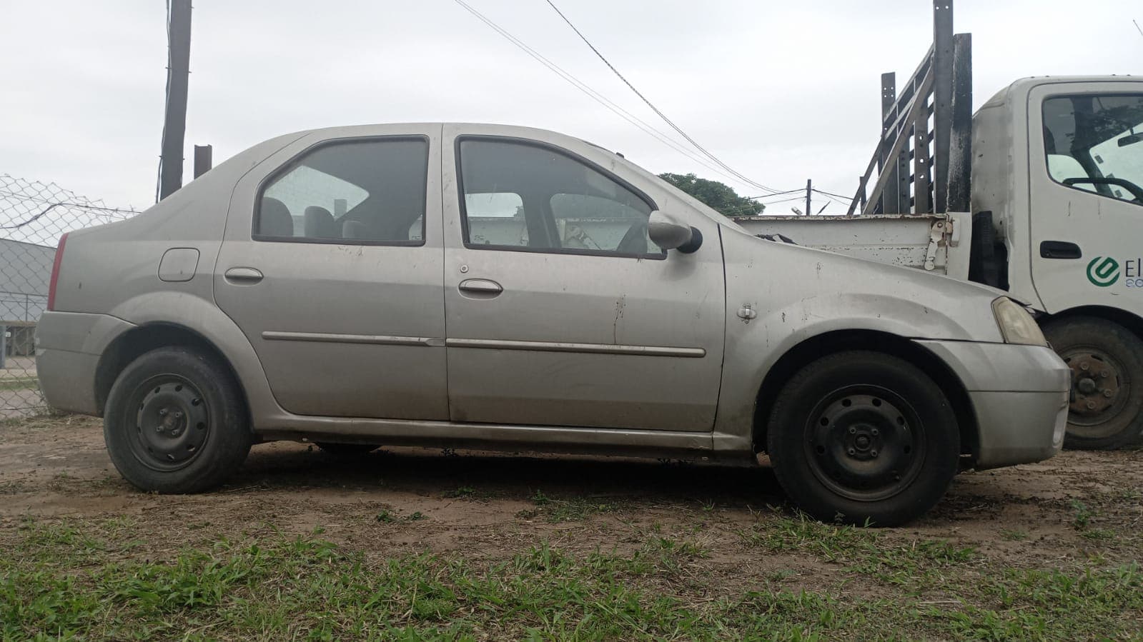 Renault Logan · Ano 2009 — image 4
