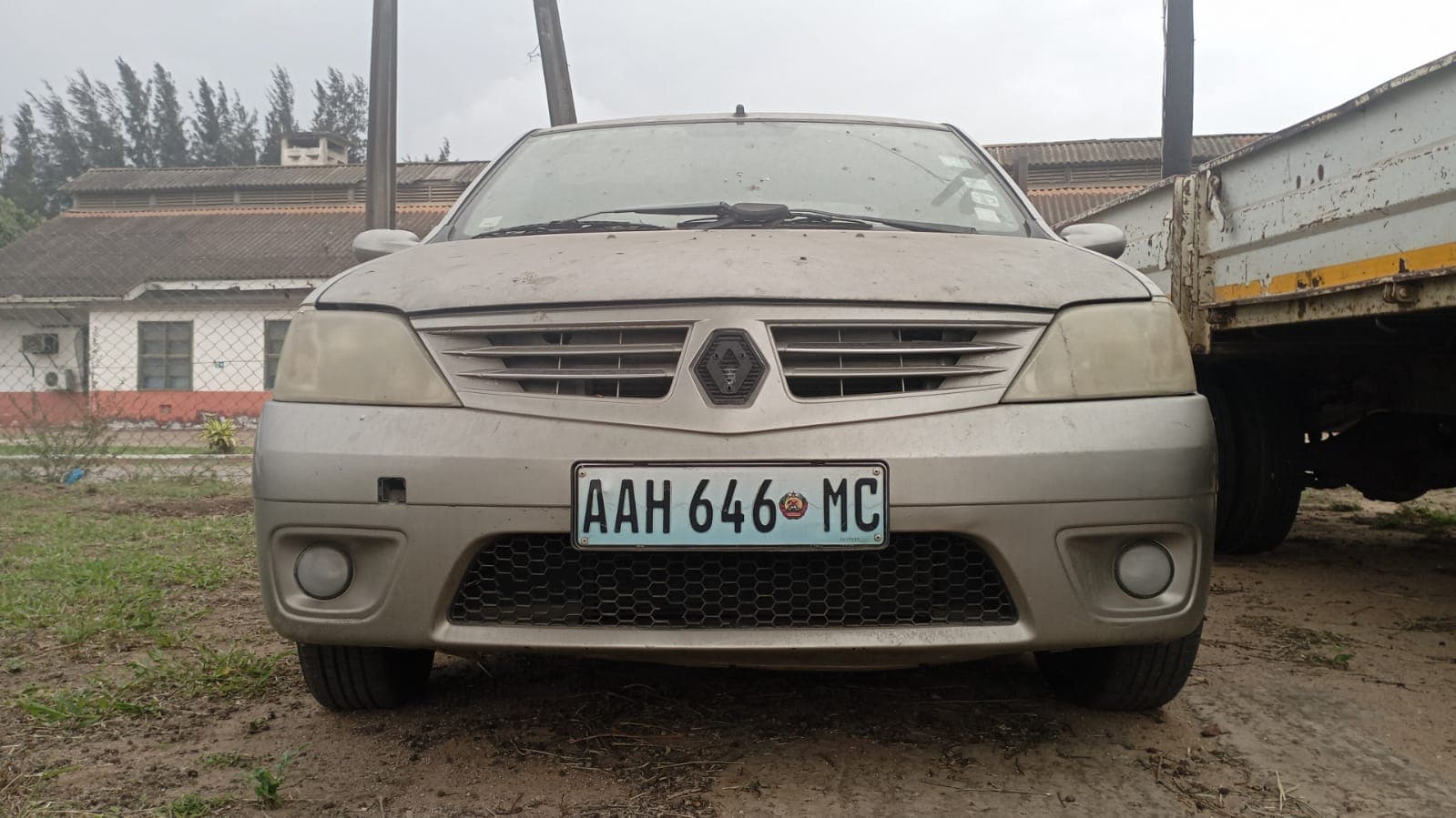 Renault Logan · Ano 2009 — image 2