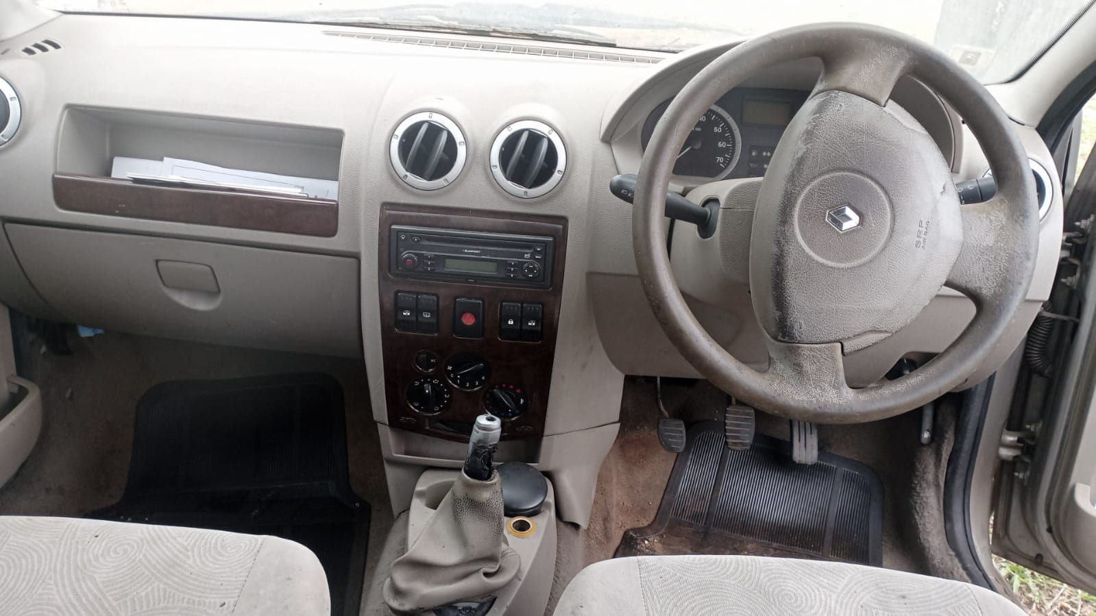 Renault Logan · Ano 2009 — image 8