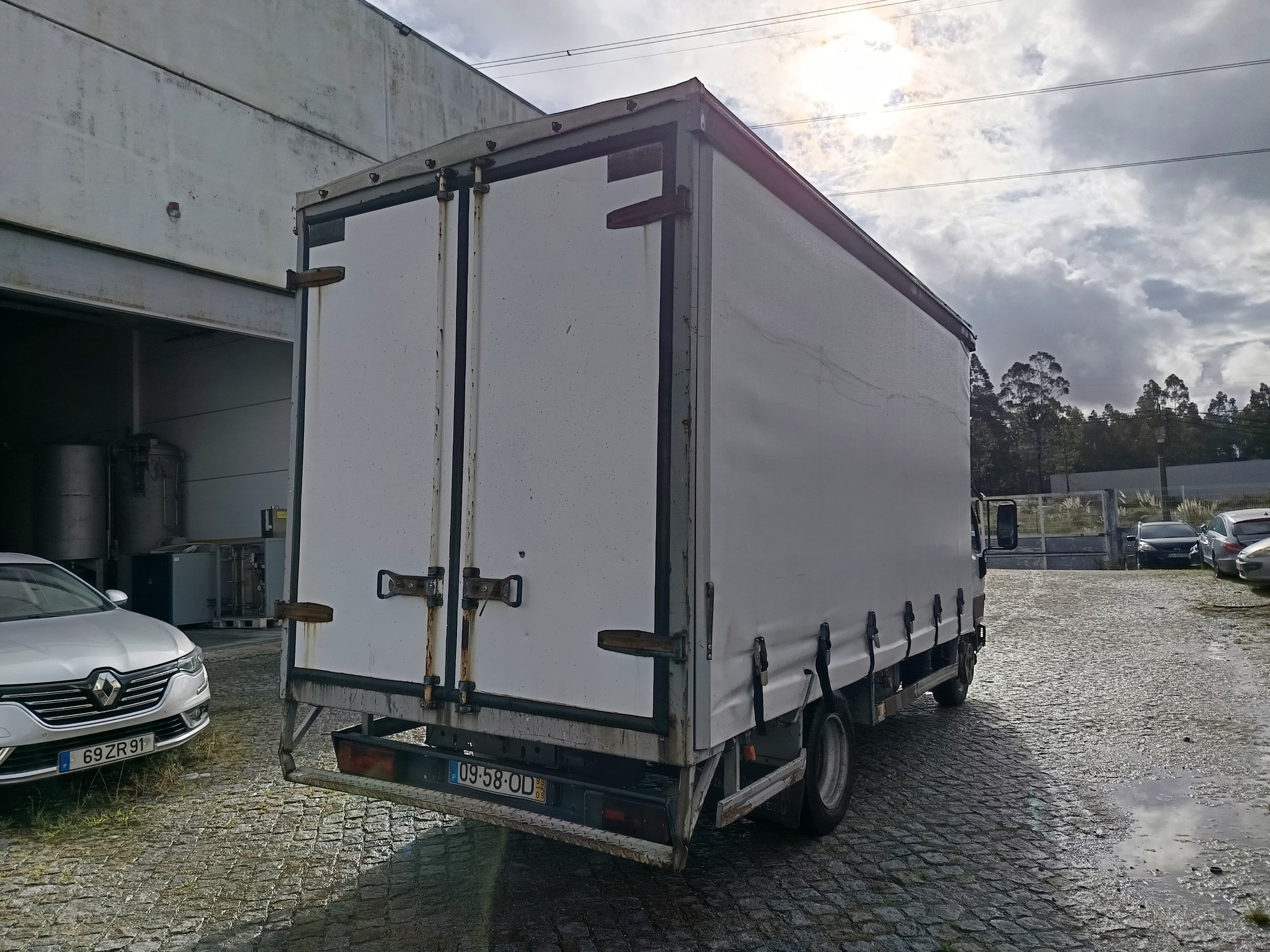 Mitsubishi Canter · Ano 1999 — image 4