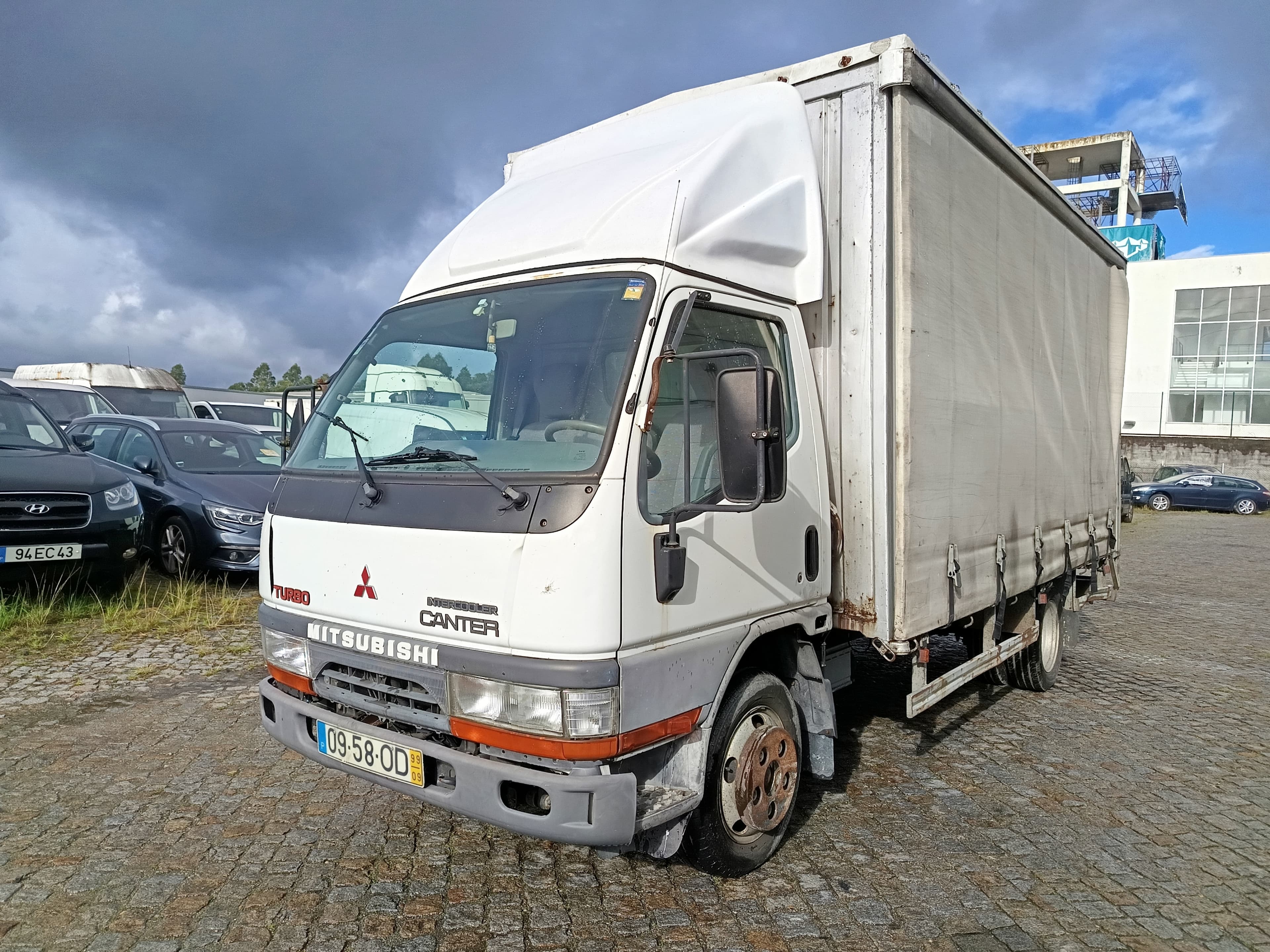 Mitsubishi Canter · Ano 1999 — image 1
