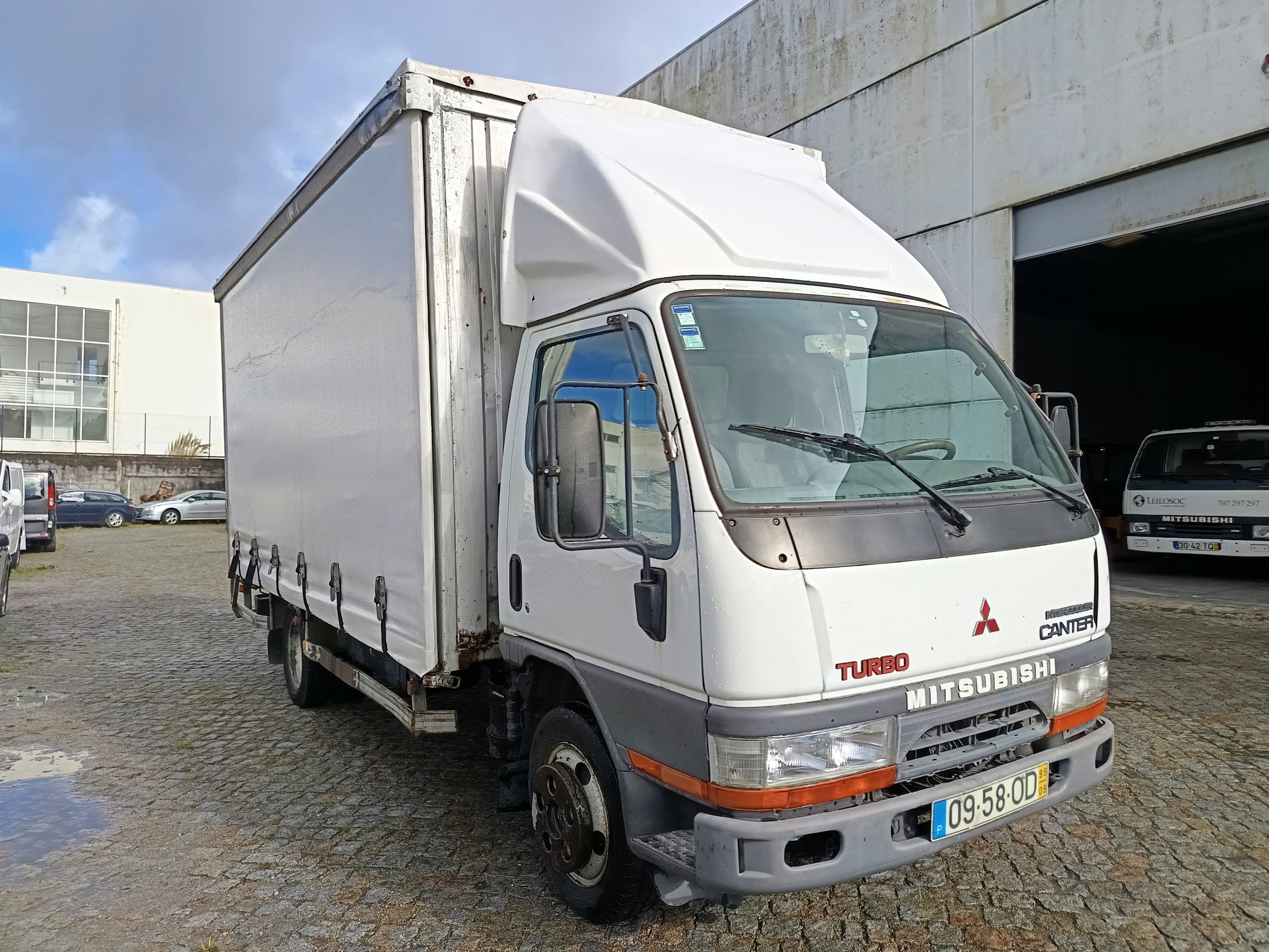 Mitsubishi Canter · Ano 1999 — image 3