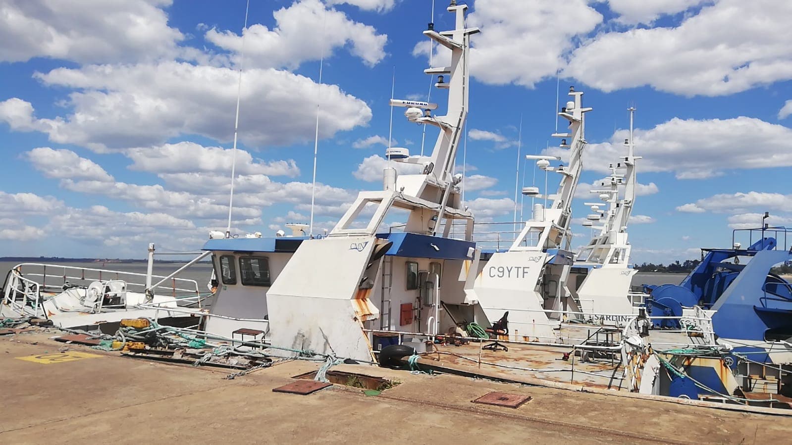 Um Atuneiro | One Longliner - ALBACARES II — imagem 2