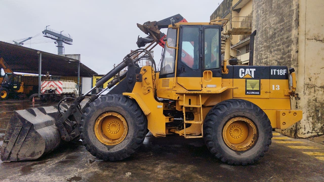 Pá escavadora CATERPILLAR T18F — imagem 1