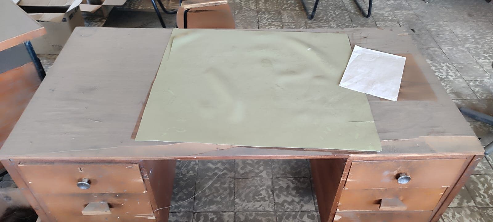 Mesa de madeira de seis gavetas — imagem 2