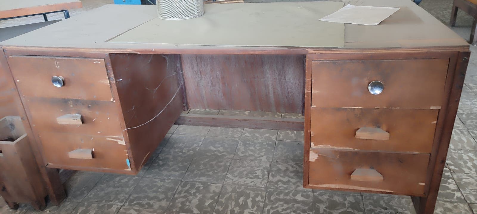 Mesa de madeira de seis gavetas