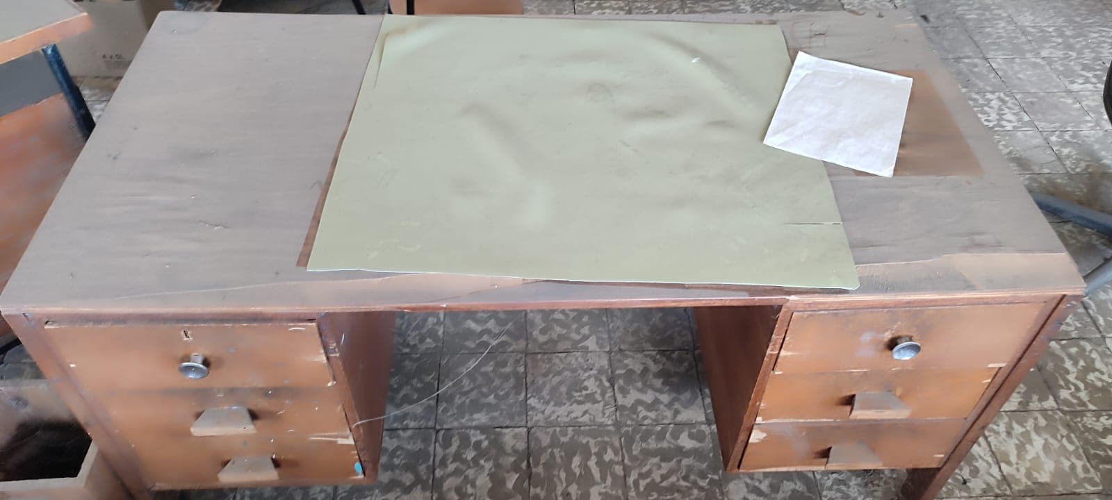 Mesa de madeira de seis gavetas — imagem 3