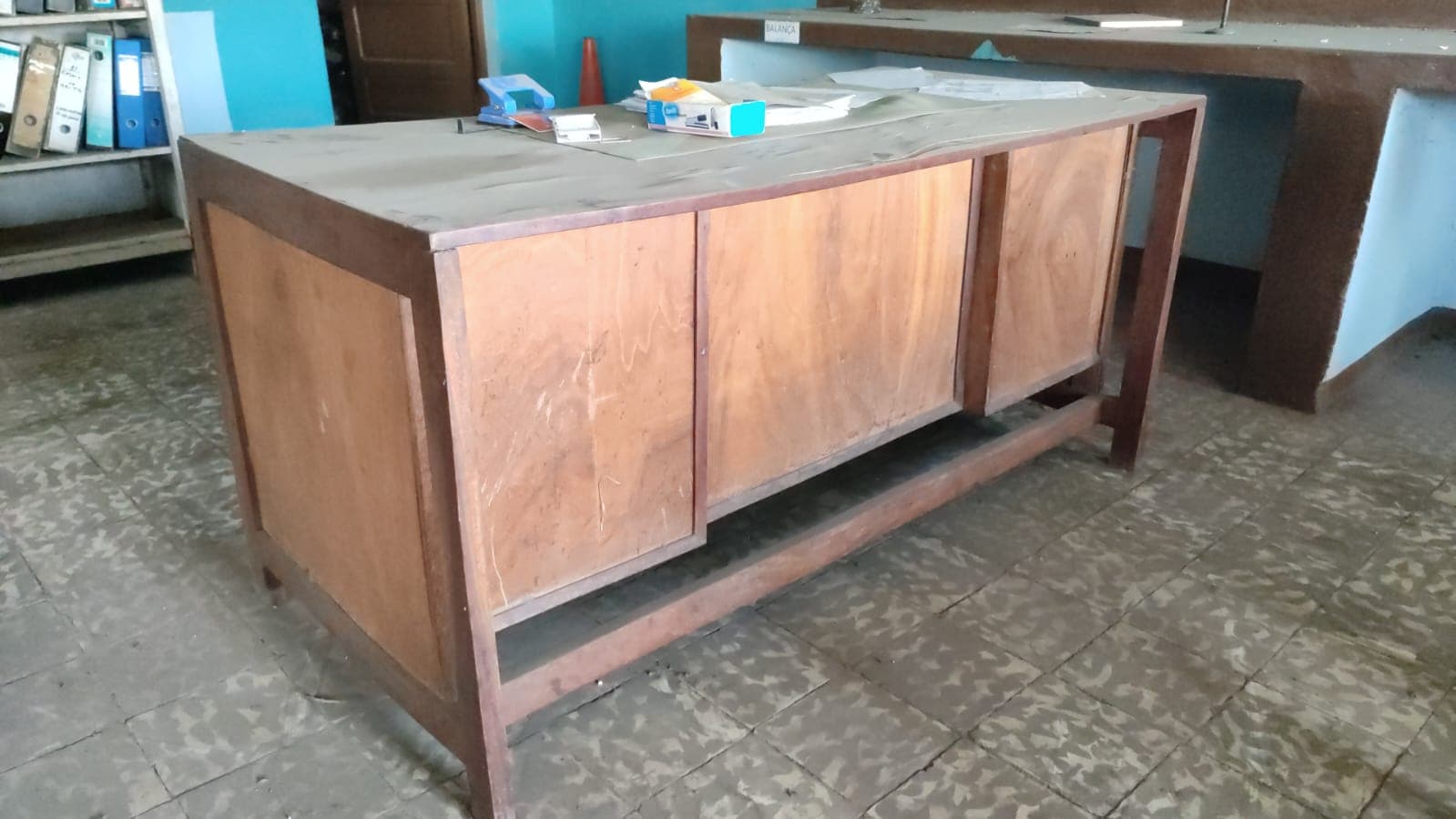 Mesa de madeira de seis gavetas — imagem 2