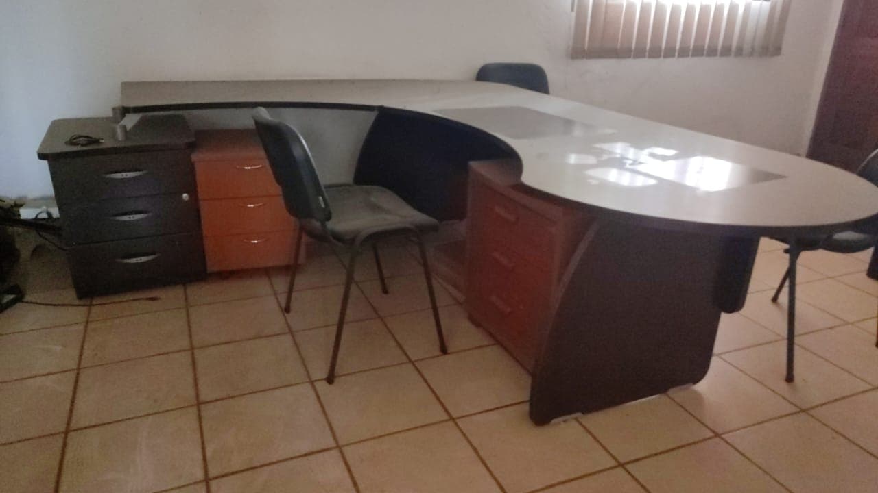 uma mesa de escritório e três blocos rodados — image 1