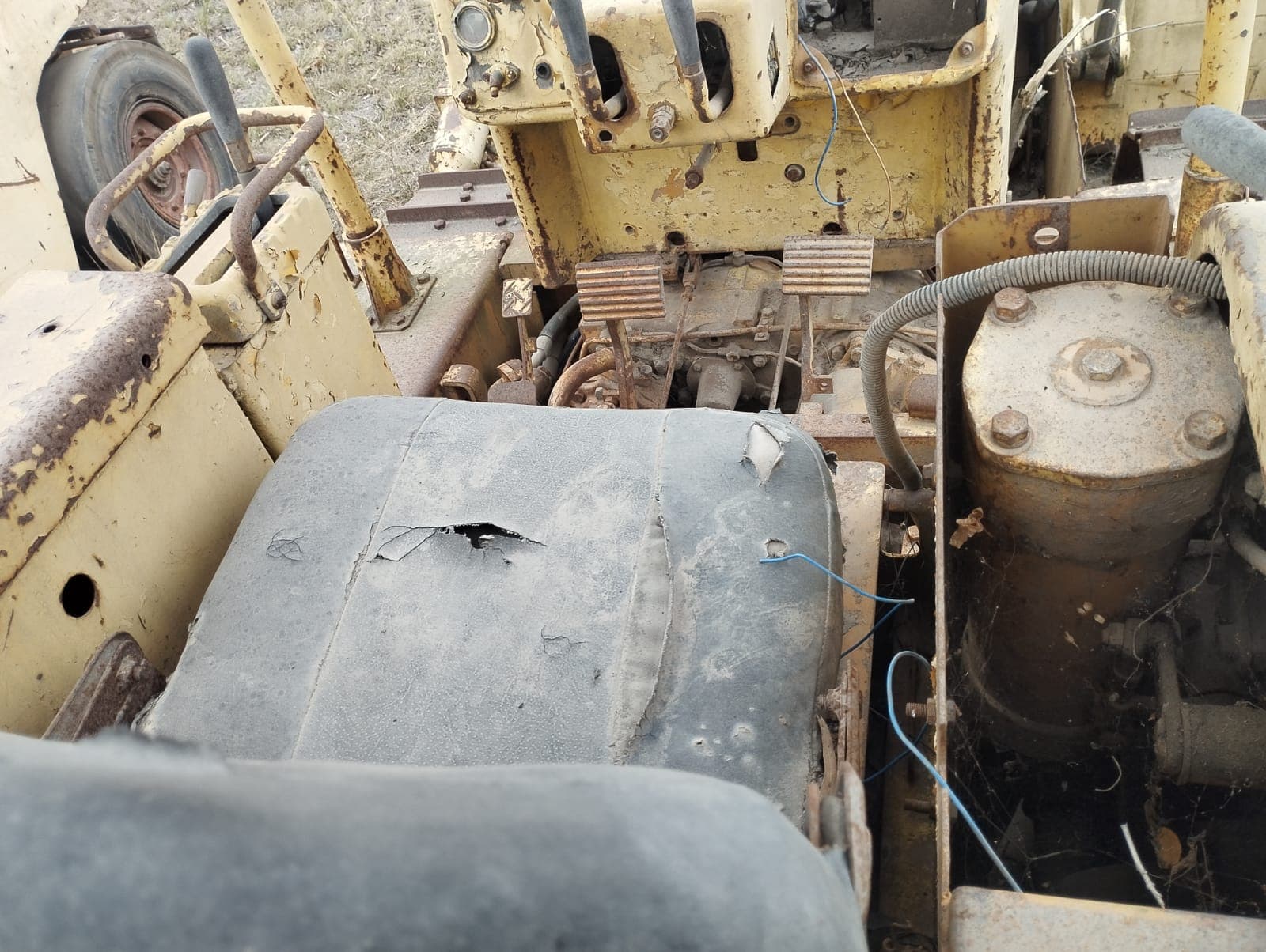 Bulldozer  - Komatsu/D65A-6 — image 13