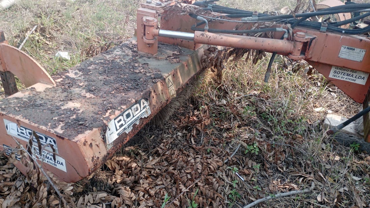 Escova de trator para limpeza de estradas — image 2