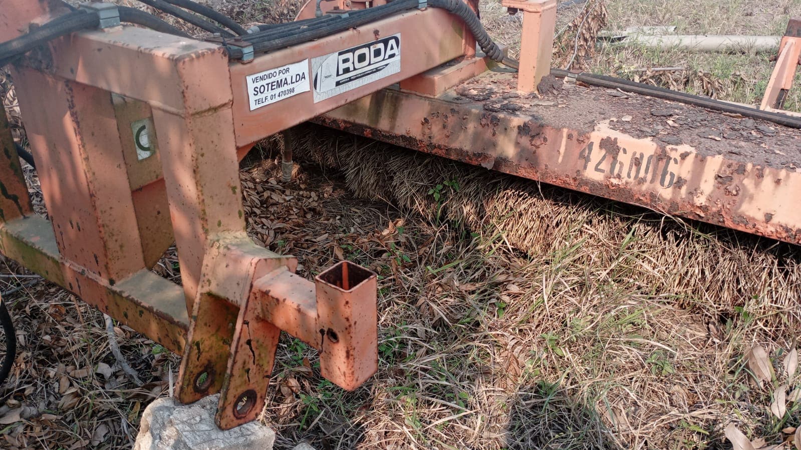 Escova de trator para limpeza de estradas — image 1