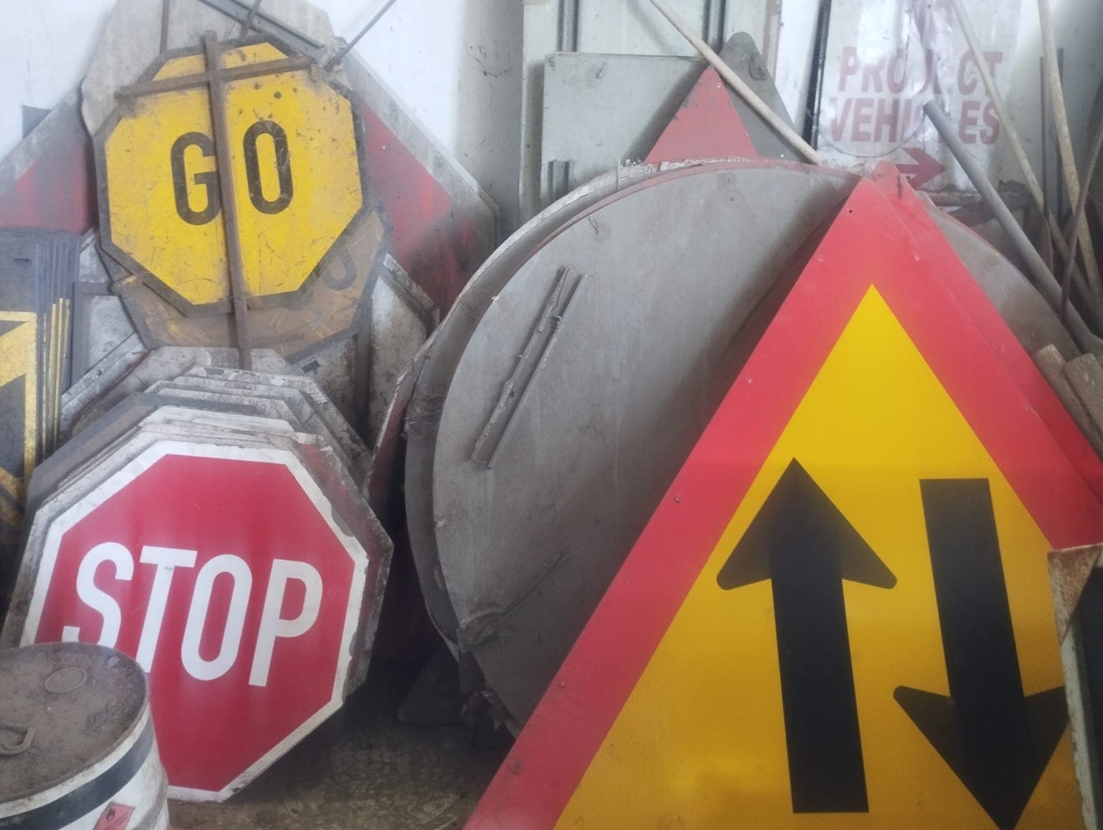 Placas metálicas de sinalização