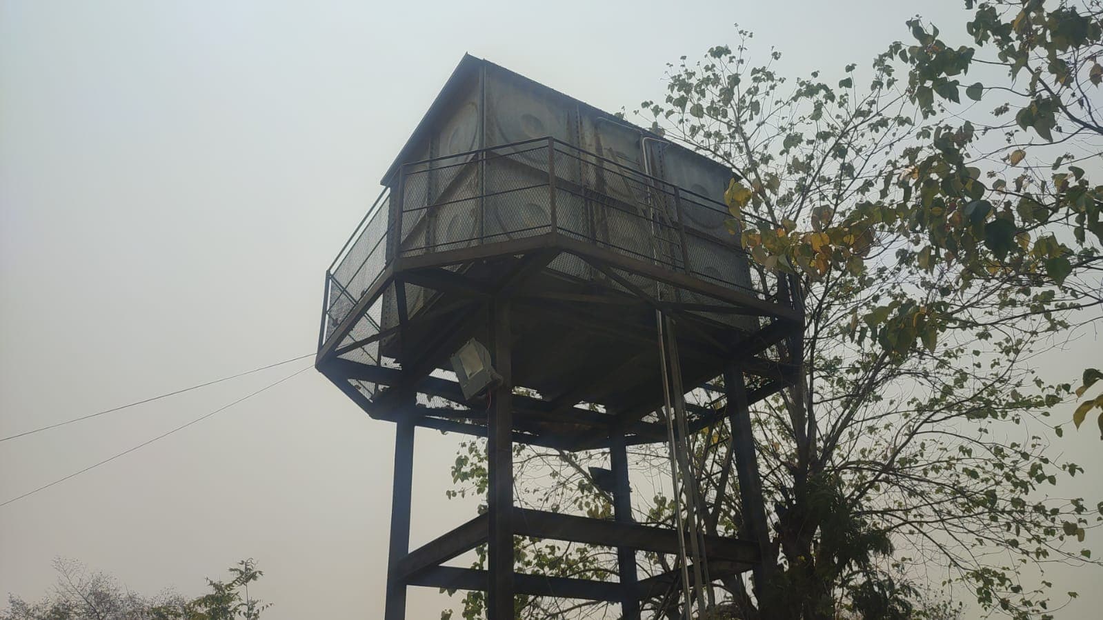 Tanque metálico de água.