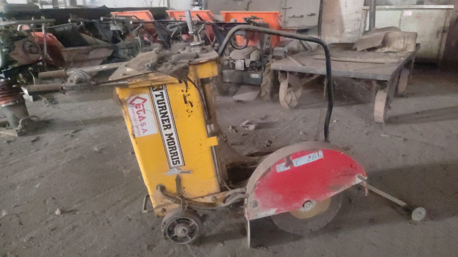 Máquina de cortar asfalto