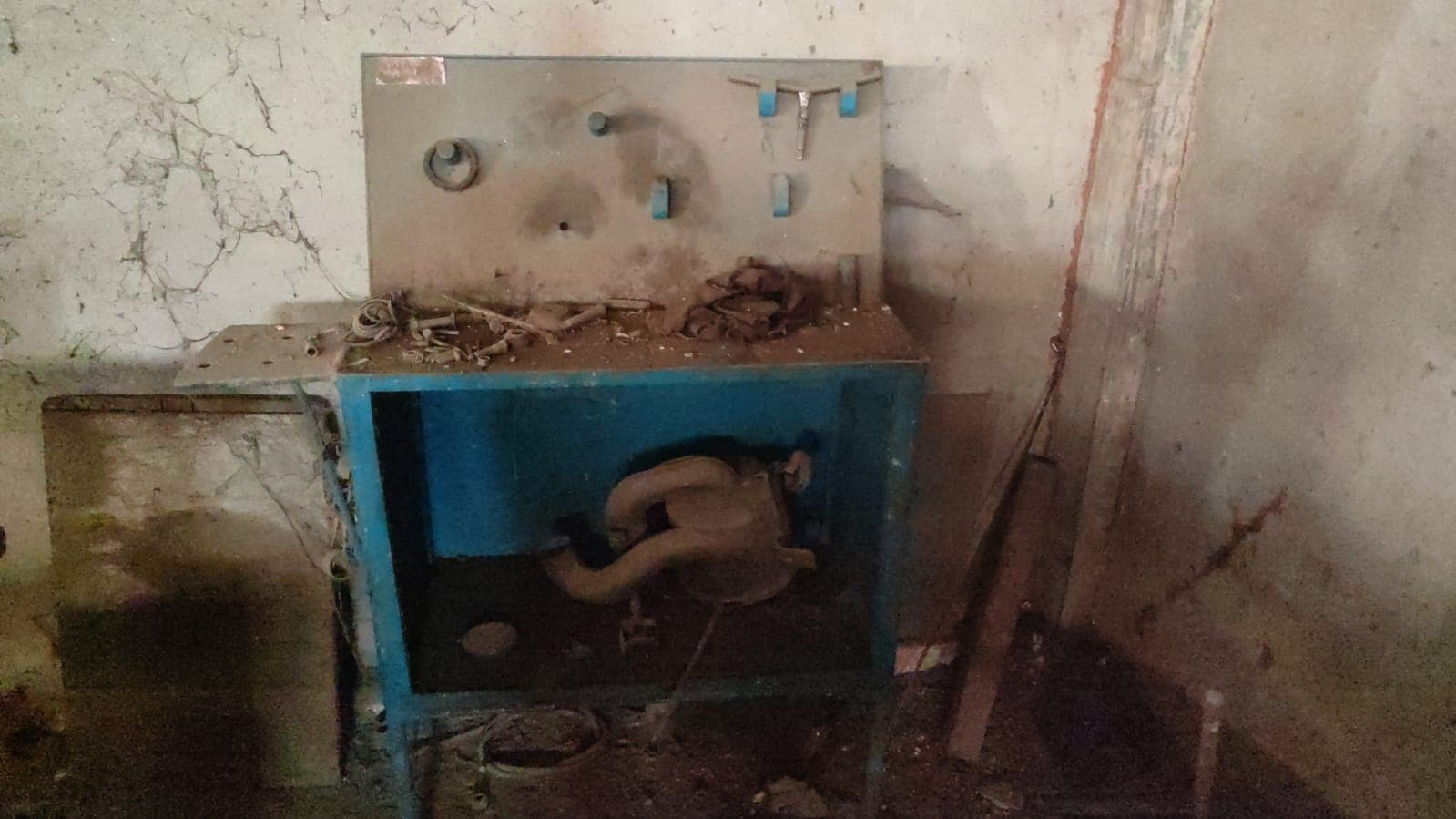 Bancada e quadro para pendurar peças