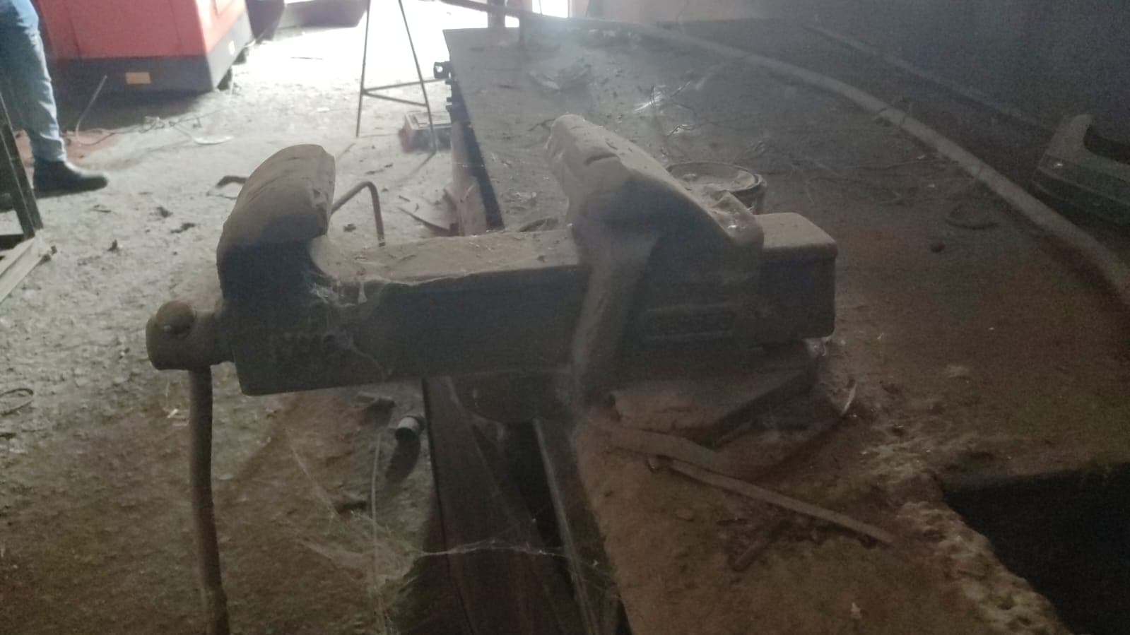 Mesa de bancada e um torn — image 3