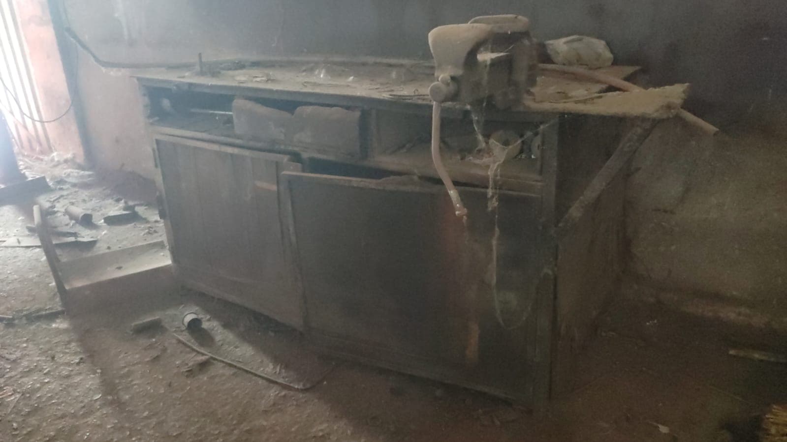 Mesa de bancada e um torn — image 2