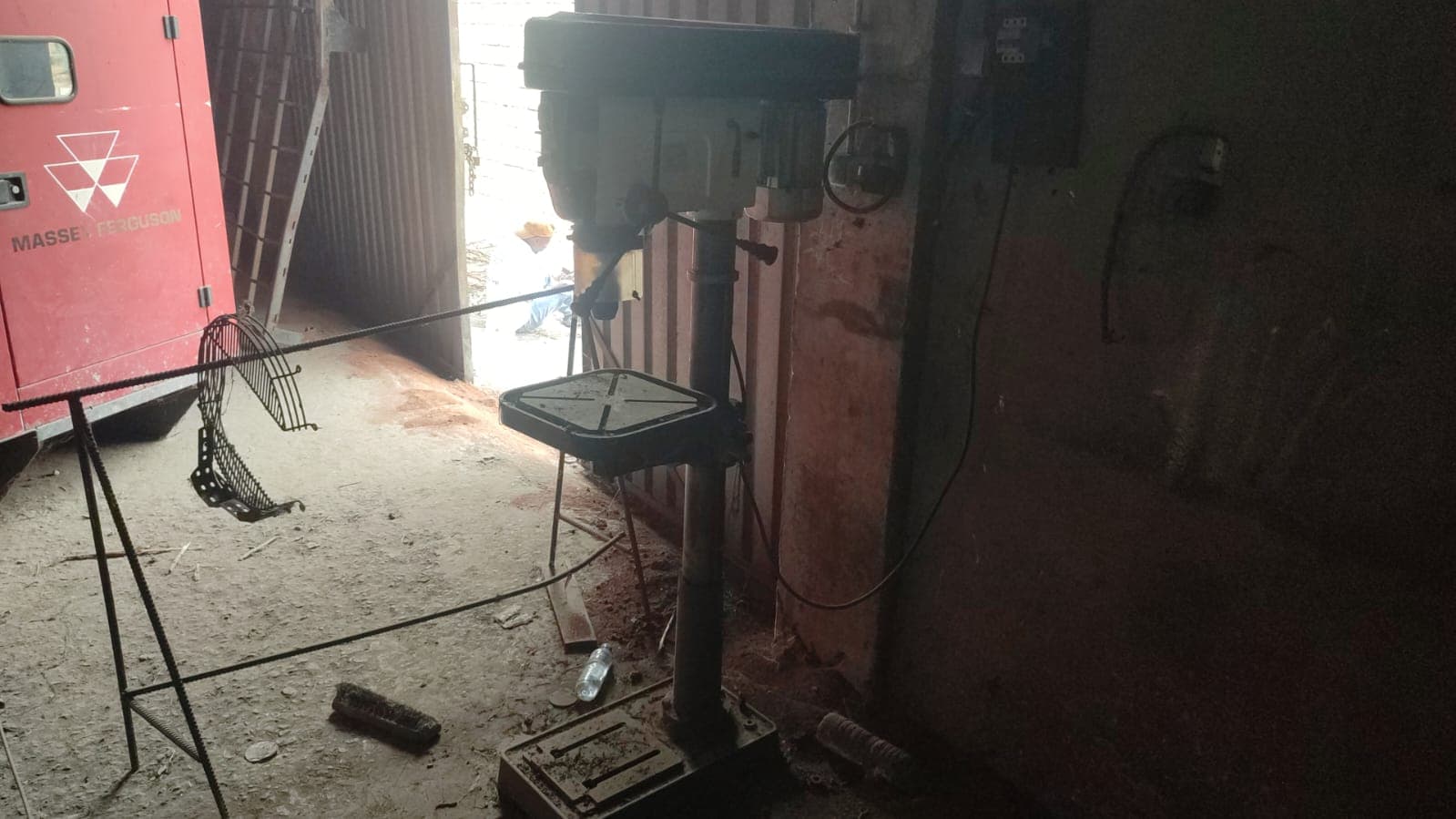 Máquina furadeira para abertura de roscas — imagen 3