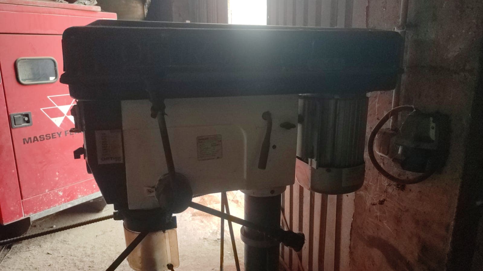 Máquina furadeira para abertura de roscas — imagen 2