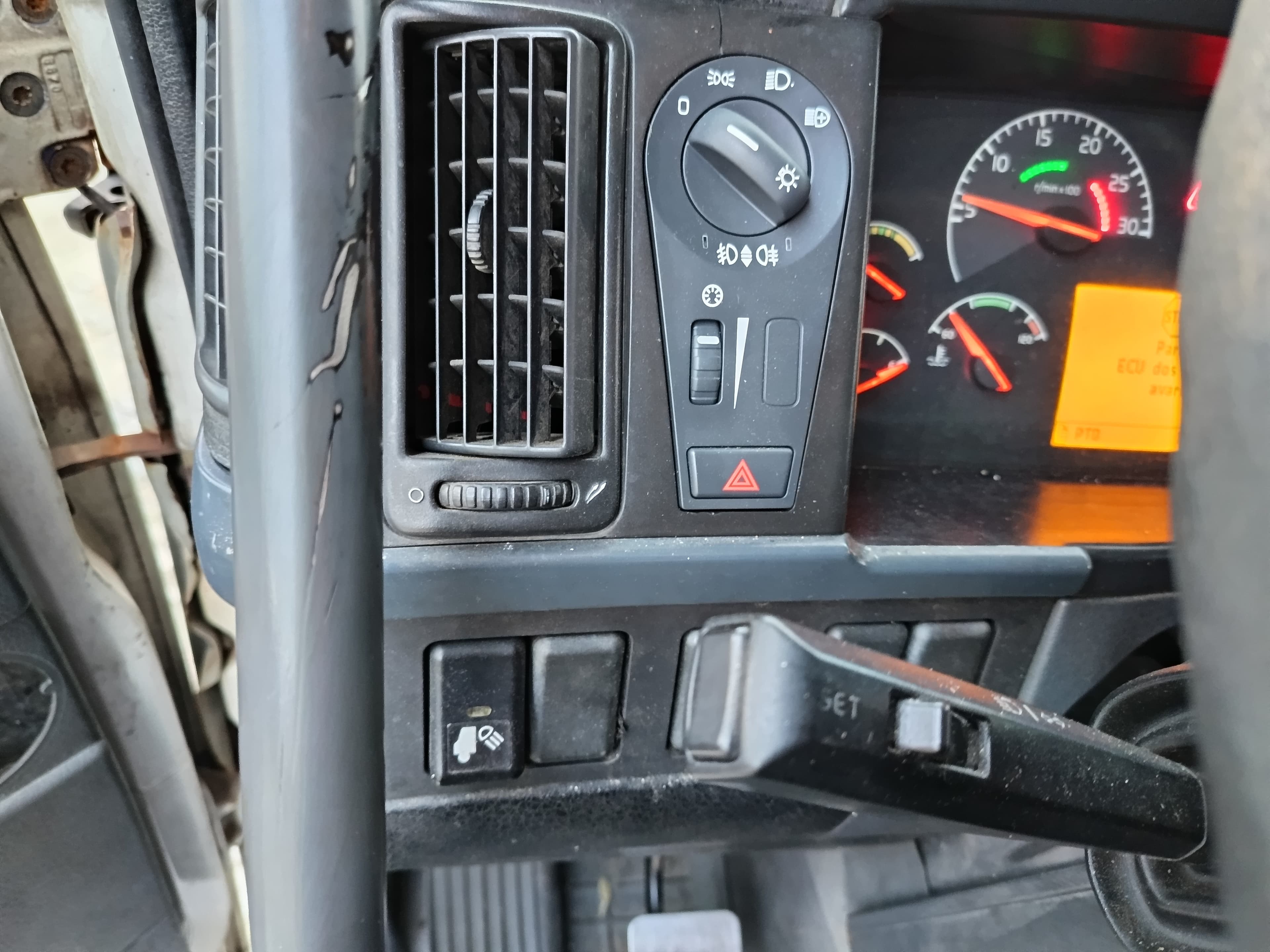 Volvo FH12 com Grua Hiab 4x2 · Ano 2003 — imagen 31