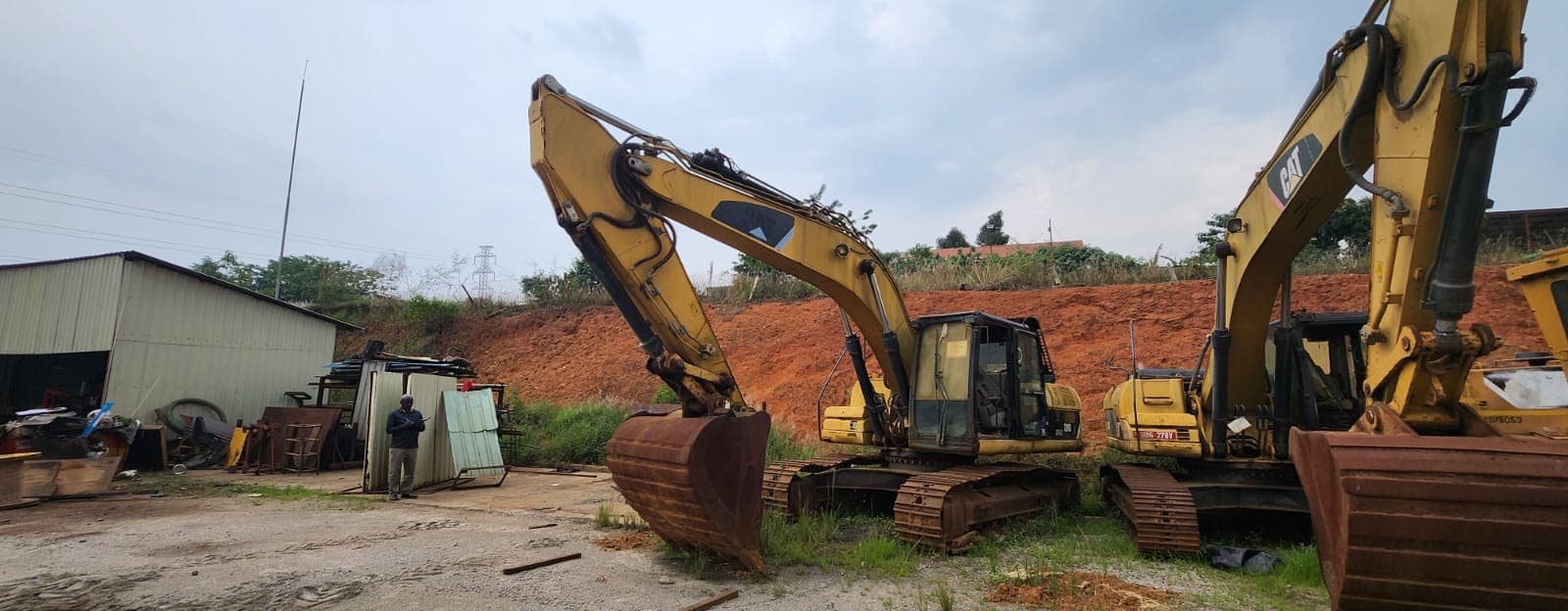 CATERPILLAR 25T Crawler Excavator with Spare Parts — imagem 1