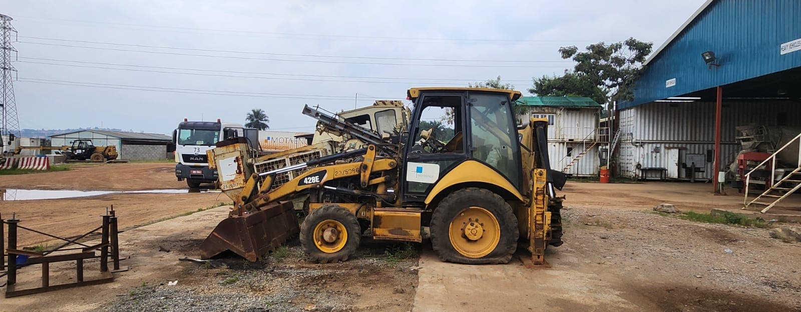 CATERPILLAR Backhoe Loader — image 2