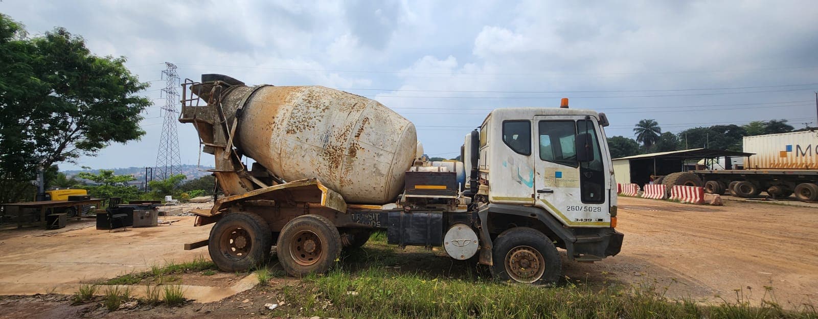 Camion mezclador de hormigón TATA 7M3 — imagen 2