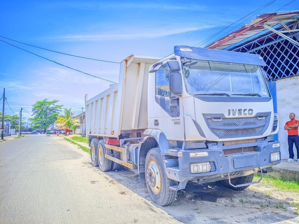 Camion IVECO Trakker 380 (2018) — imagem 1