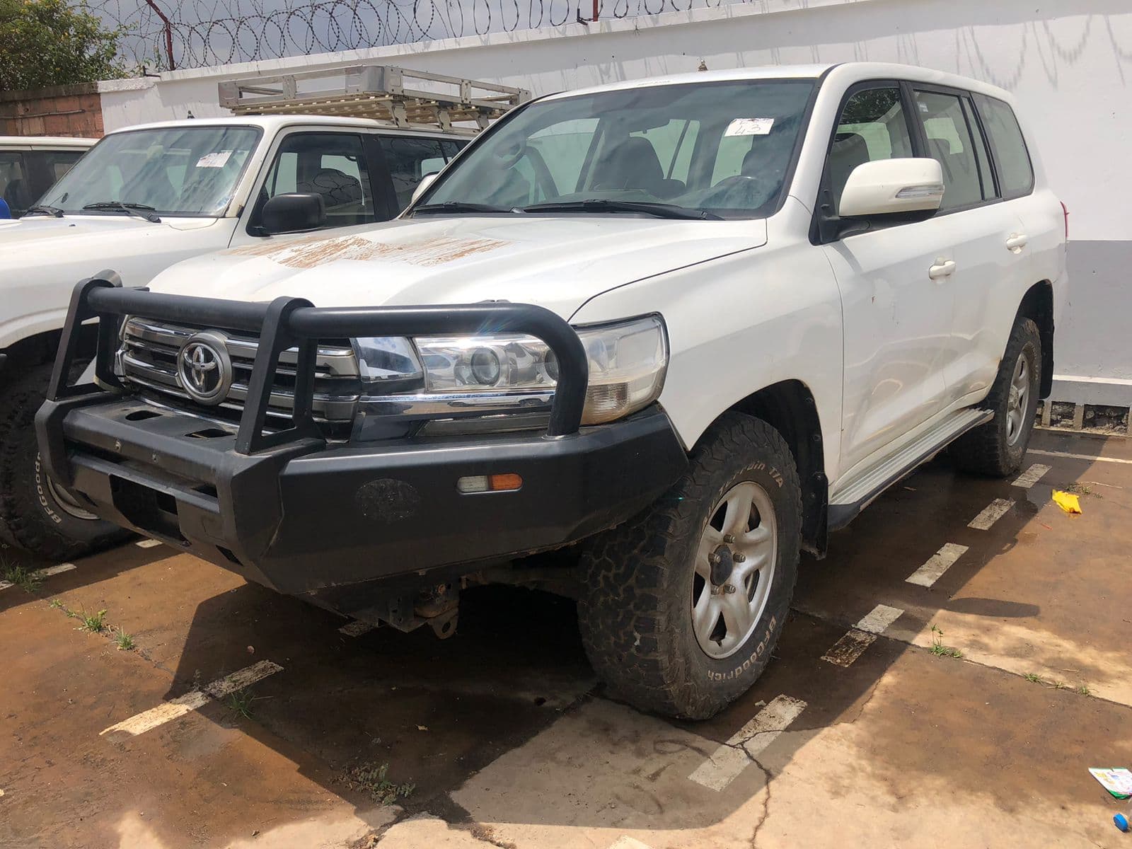 Voiture TOYOTA LC 200 — imagen 1