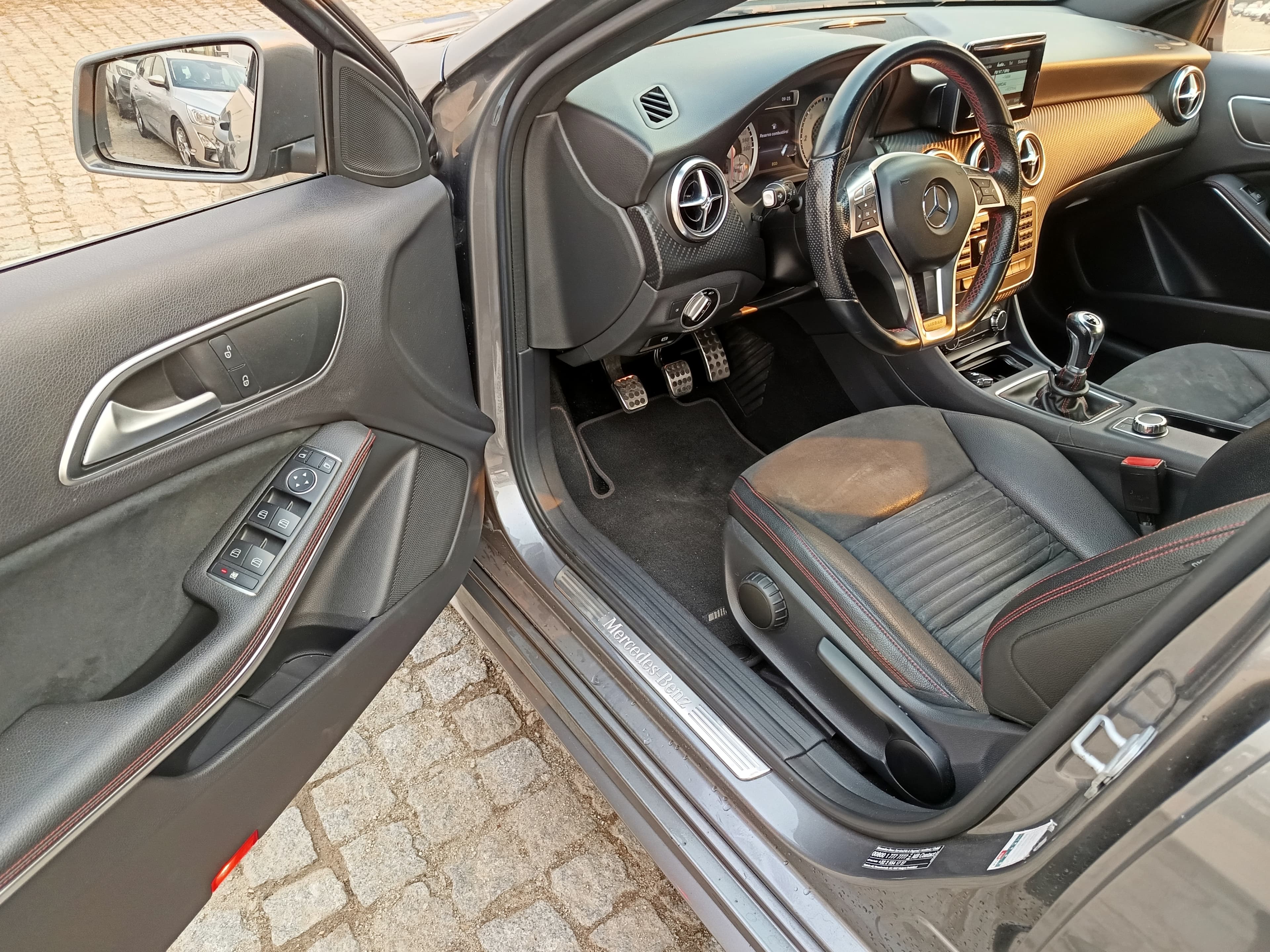 Mercedes-Benz A180 · Ano 2014 — imagem 30
