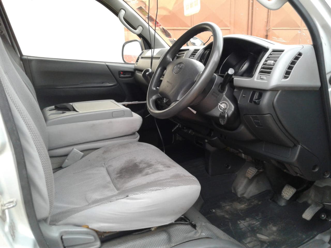 TOYOTA HIACE — image 10