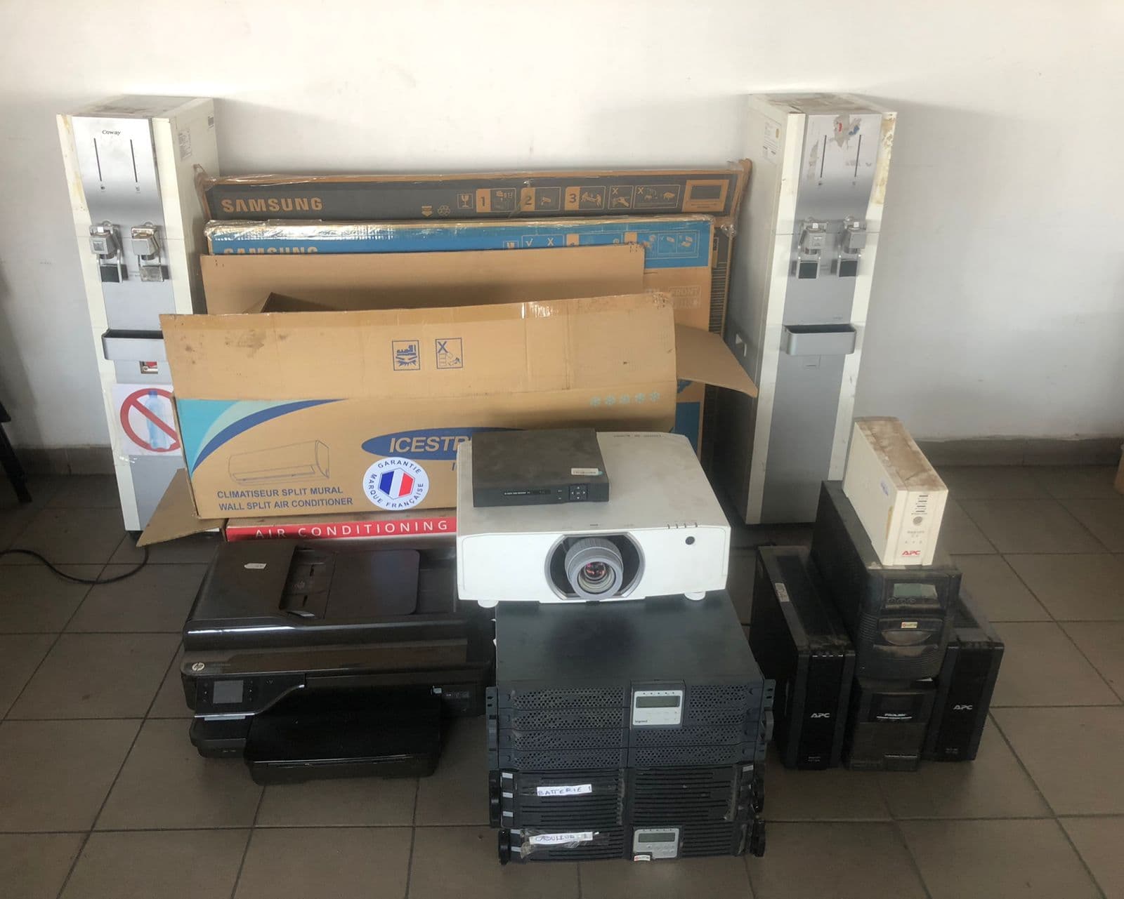 Divers équipements électroniques et de bureau