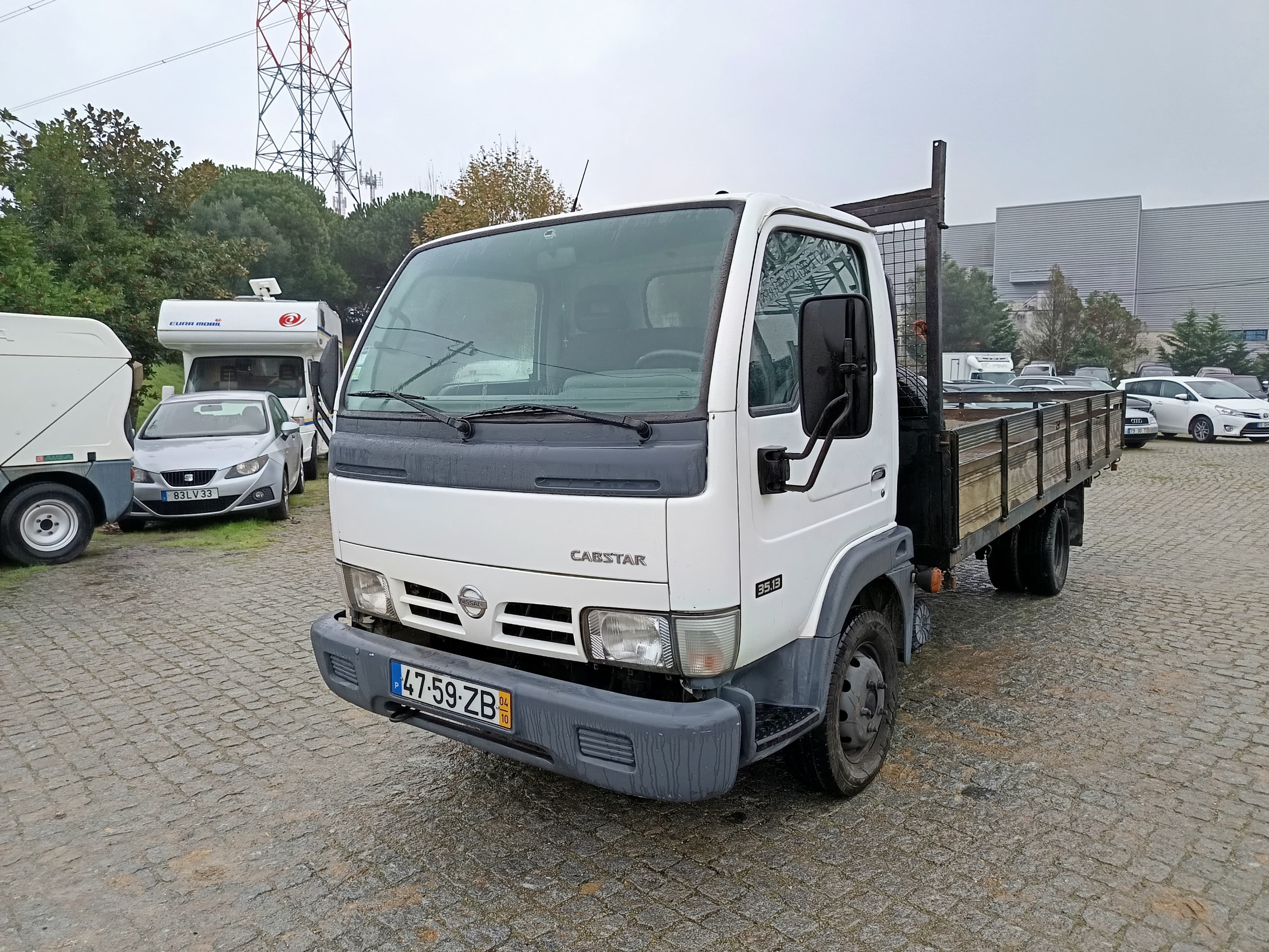 Nissan Cabstar 35.13 Com Grua · Ano 2004 — imagem 1