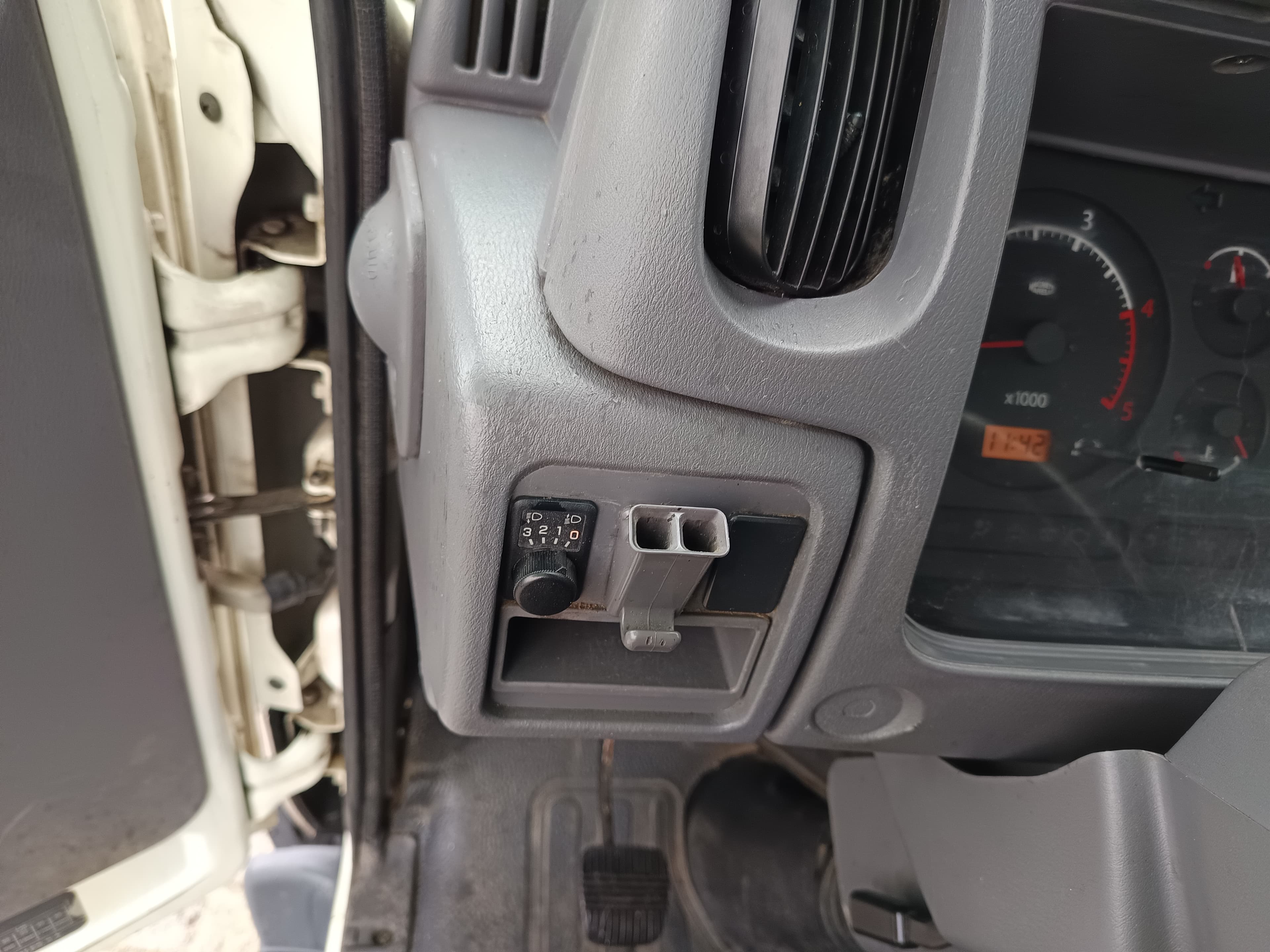 Nissan Cabstar 35.13 Com Grua · Ano 2004 — imagem 26