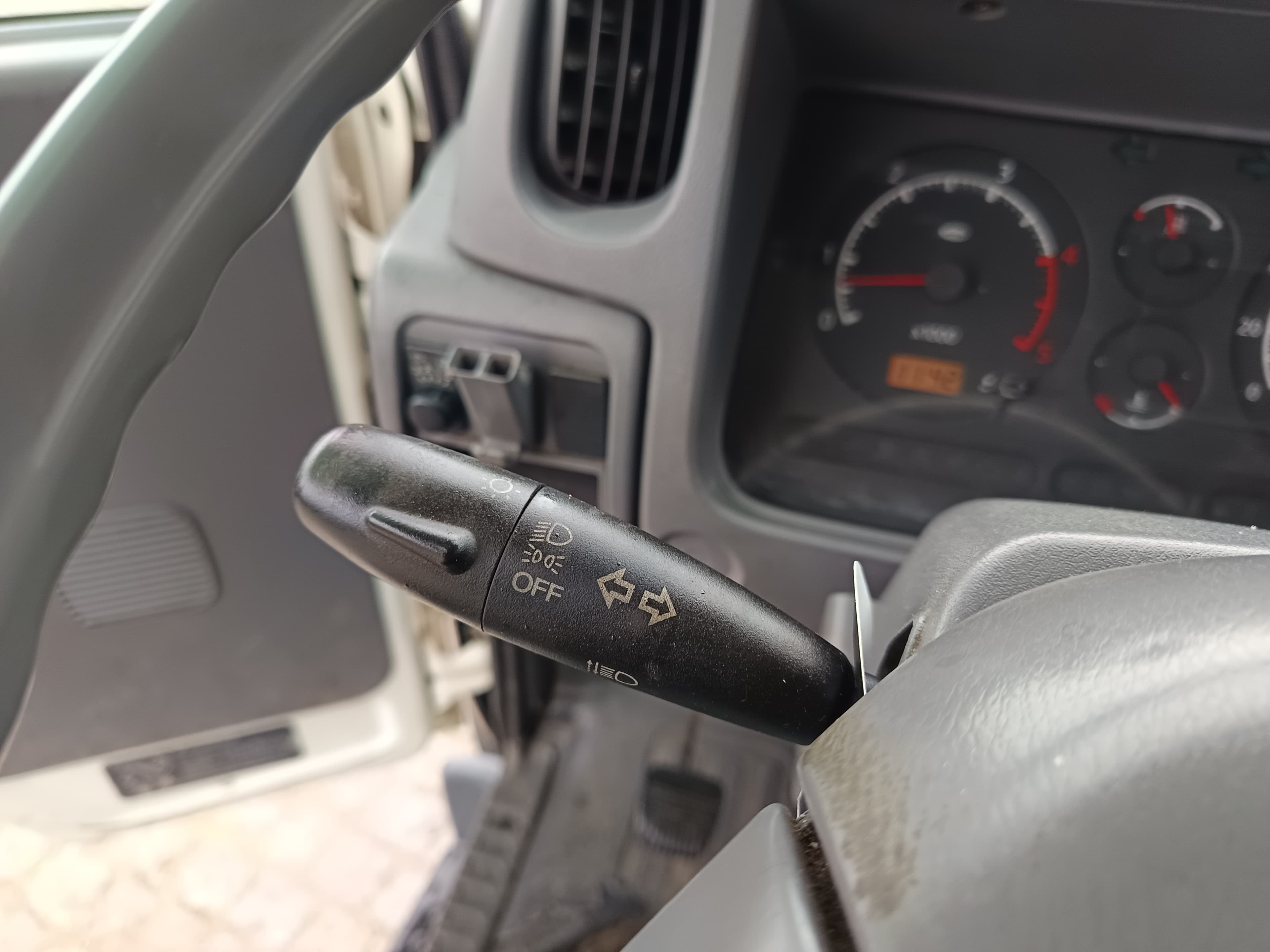 Nissan Cabstar 35.13 Com Grua · Ano 2004 — imagem 25