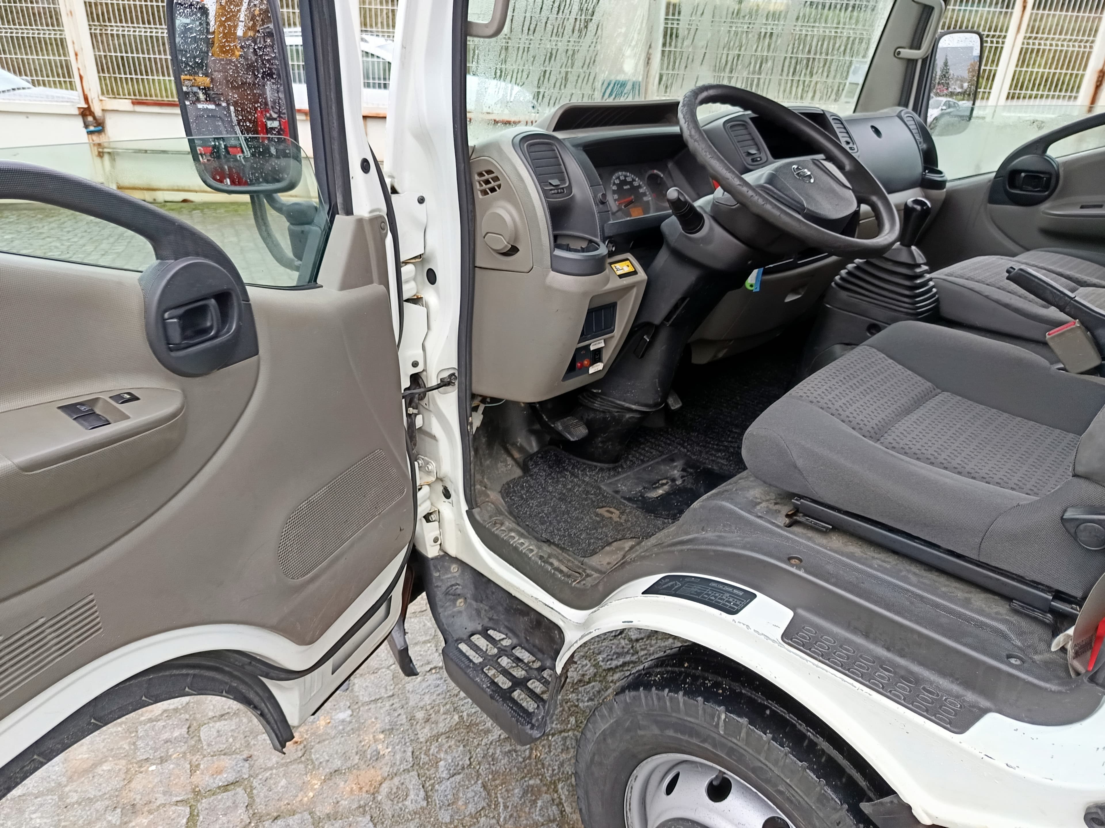 Nissan Cabstar 35.13 Com Grua · Ano 2010 — imagem 19